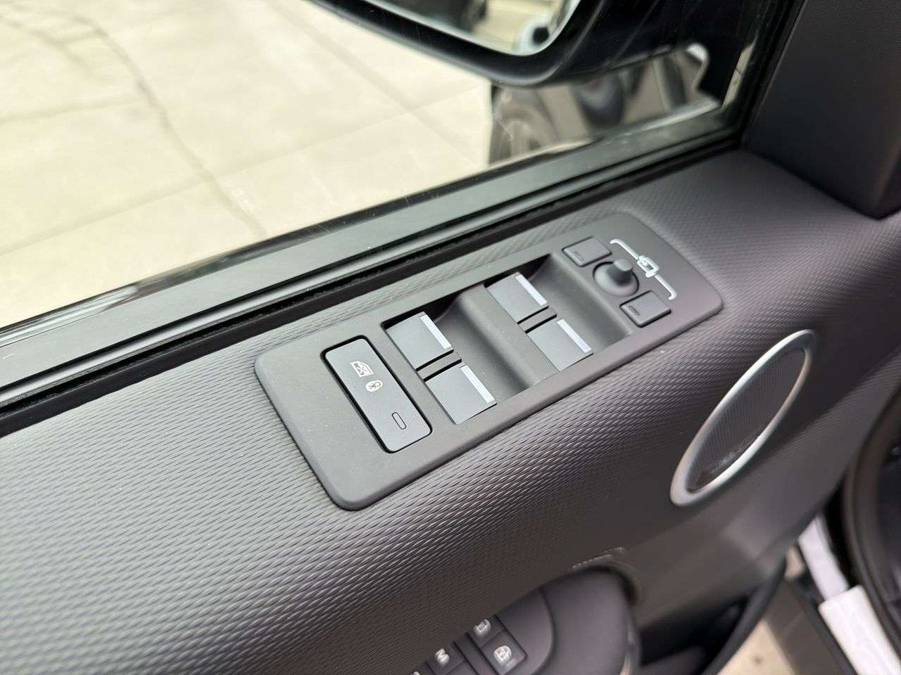 2026 Land Rover Discovery P300 Dynamic SE thumb 10