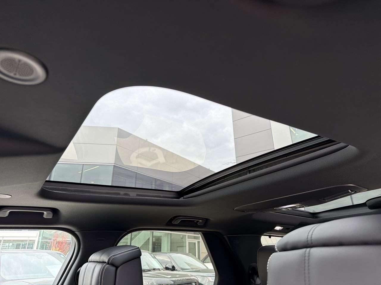 2026 Land Rover Discovery P300 Dynamic SE thumb 19