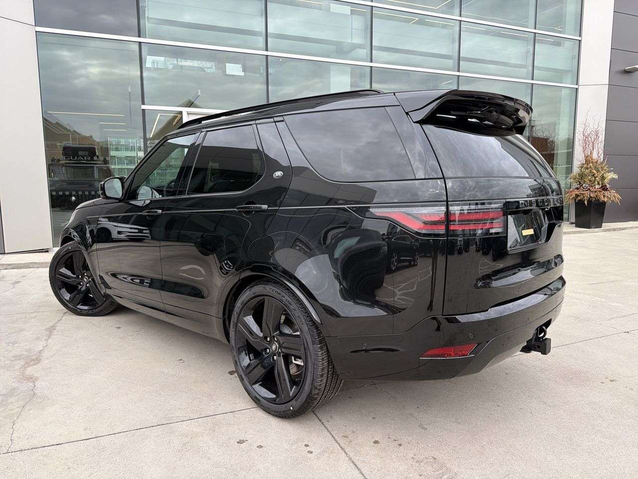 2026 Land Rover Discovery P300 Dynamic SE thumb 6