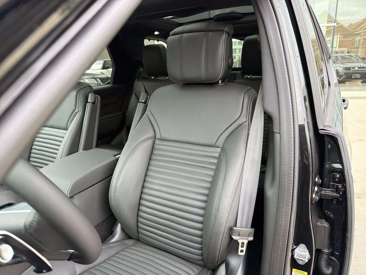 2026 Land Rover Discovery P300 Dynamic SE thumb 8