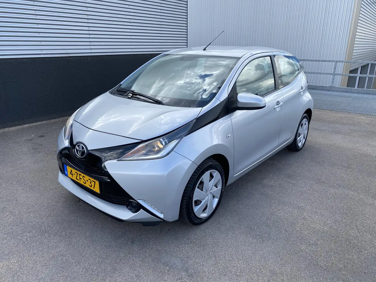 Toyota Aygo 1.0 VVT-i x-play Achteruitrijcamera, 1e eigenaar! Zilver - 2