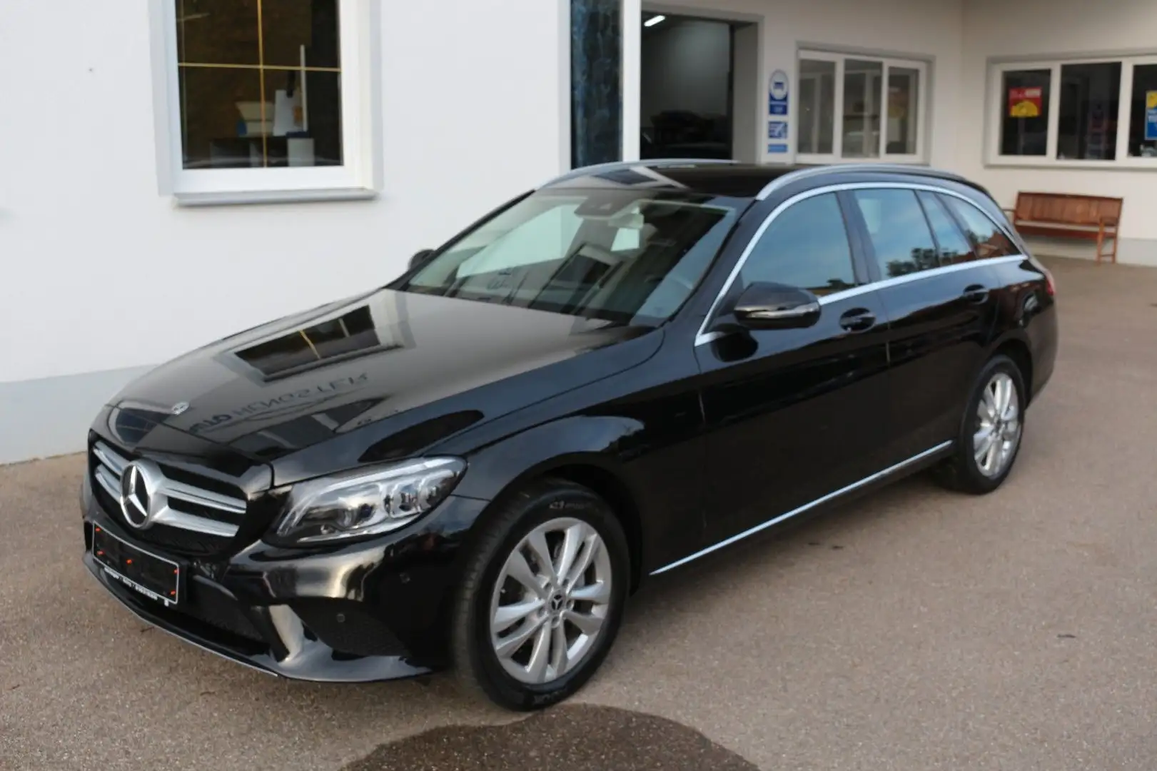 Mercedes-Benz C 220 d 4MATIC T Autom. Avantgarde Schwarz - 1