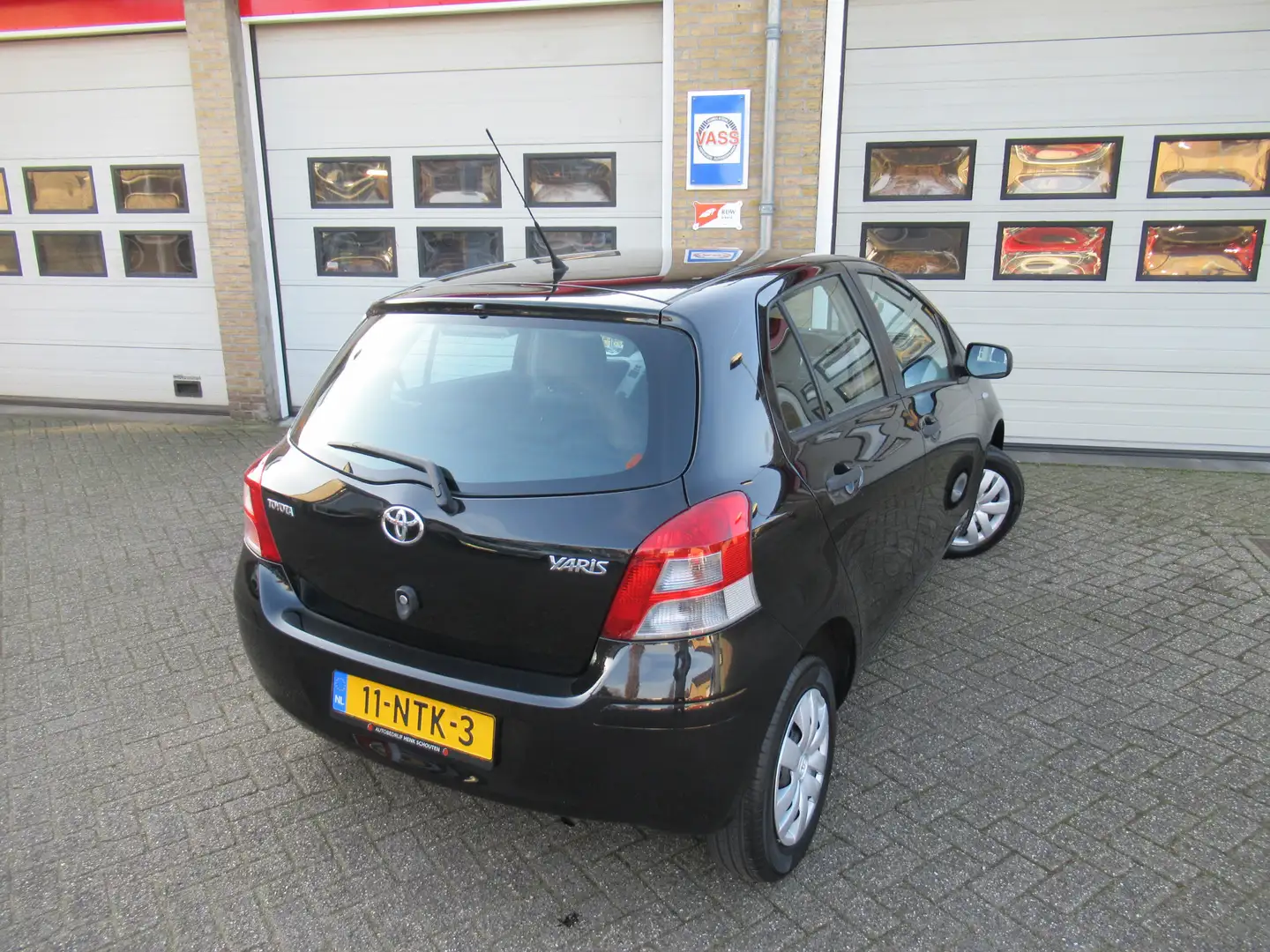 Toyota Yaris 1.0 VVTi Acces Zwart - 2