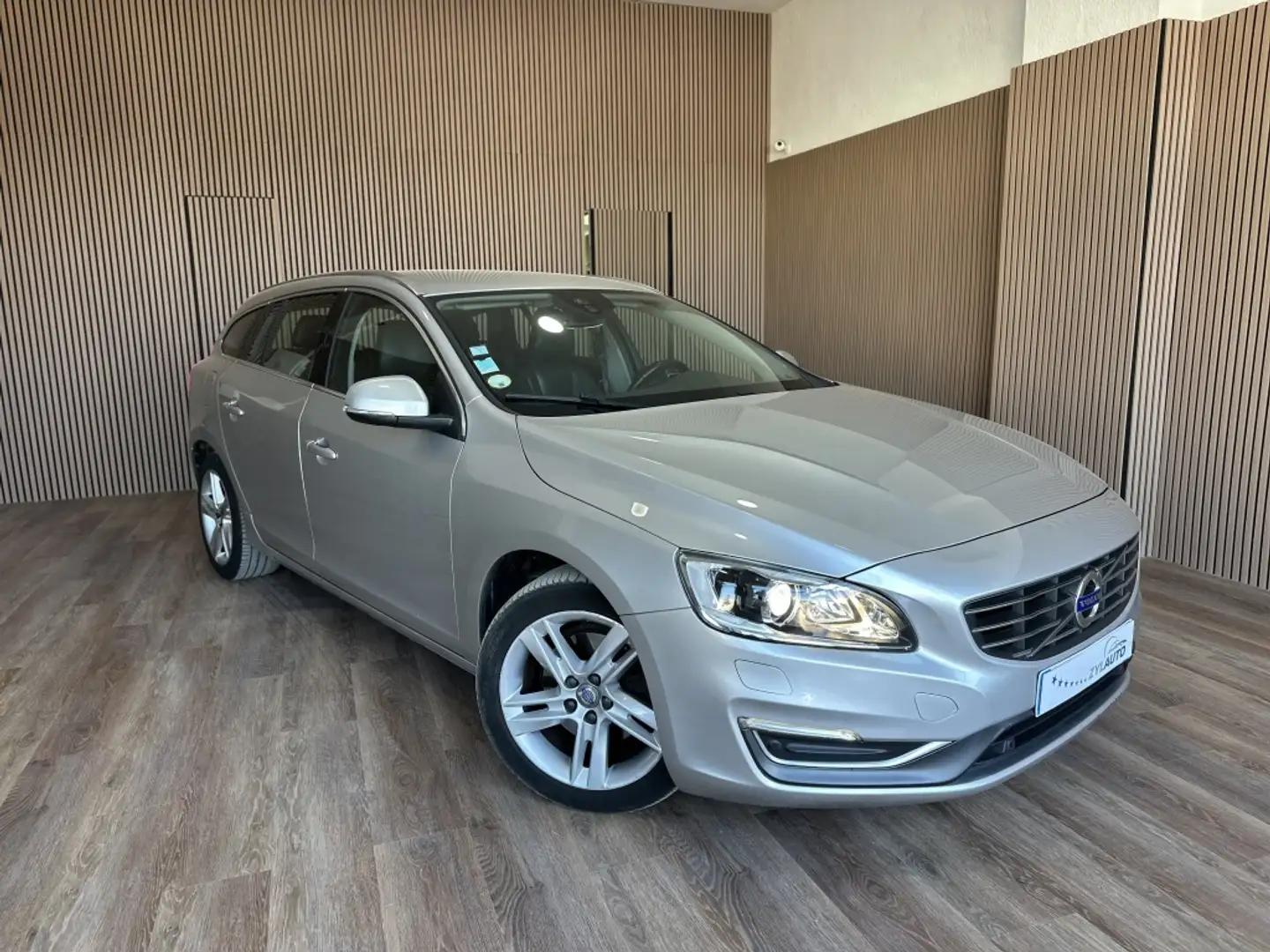 Volvo V60 D4 Summum Aut. 181 Gris - 1
