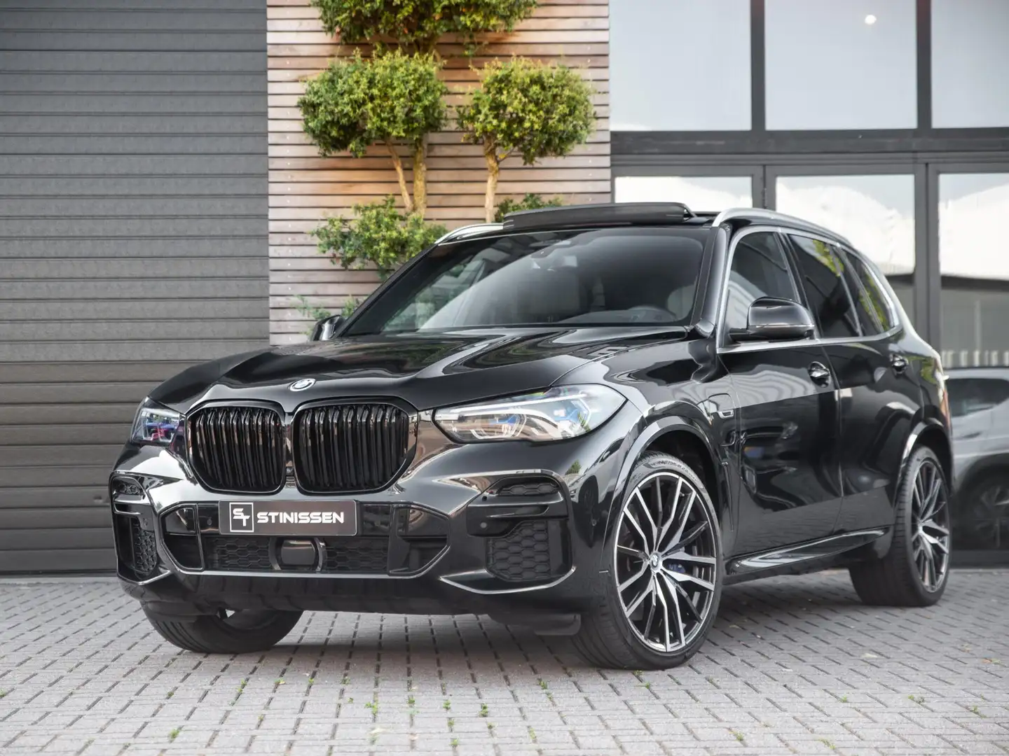BMW X5 xDrive45e High Executive M-Pakket Pano Laser Trekh Zwart - 1