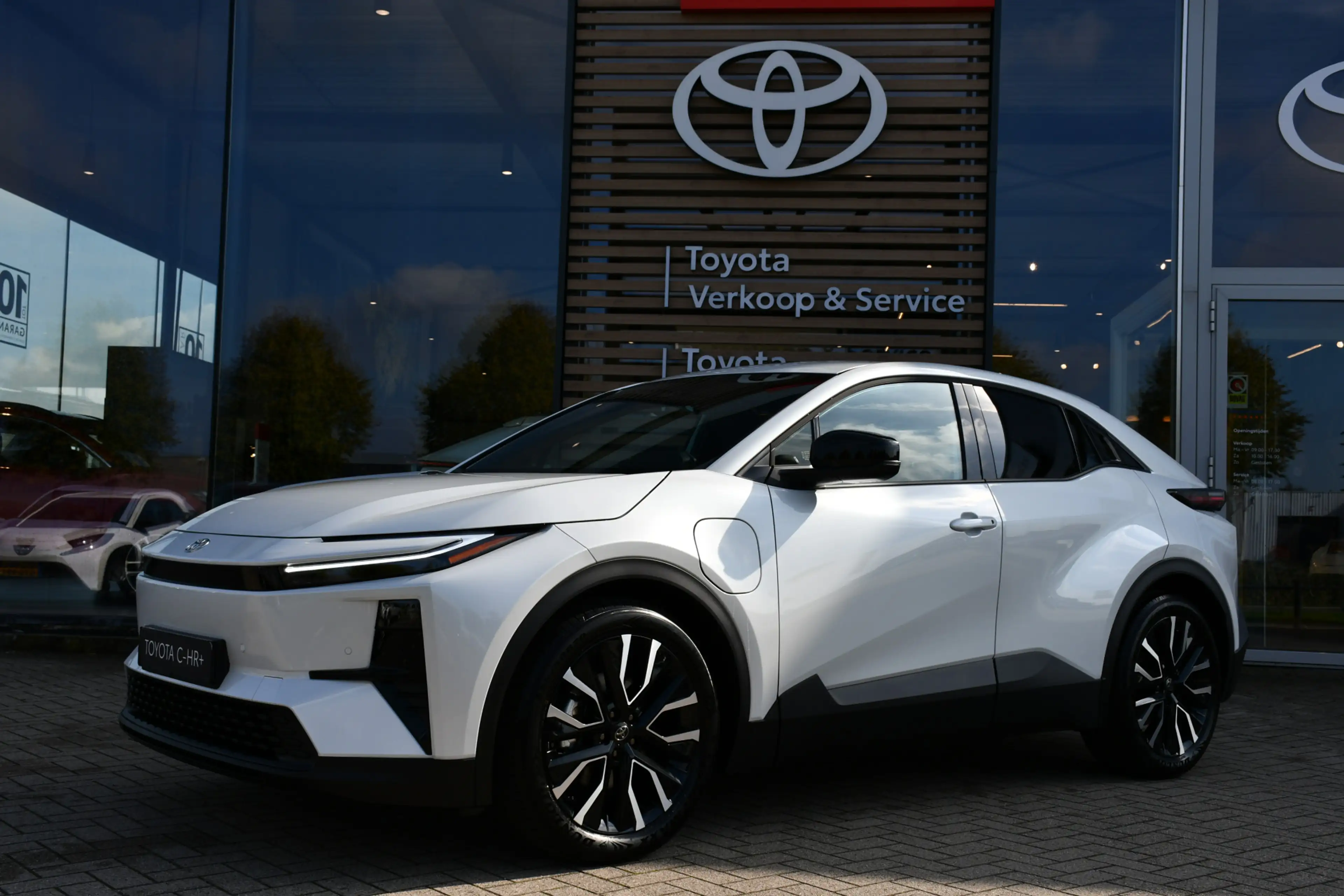 Toyota C-HR+ First Edition 77 kWh 224pk | Nieuw | Lichtmetalen