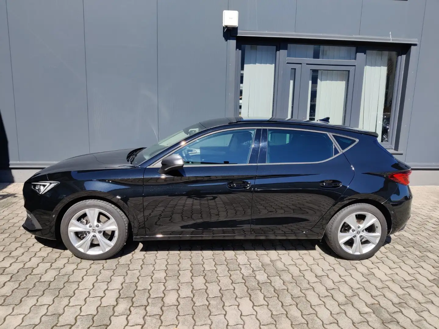 SEAT Leon FR 1.5 eTSI ACT DSG Schwarz - 2