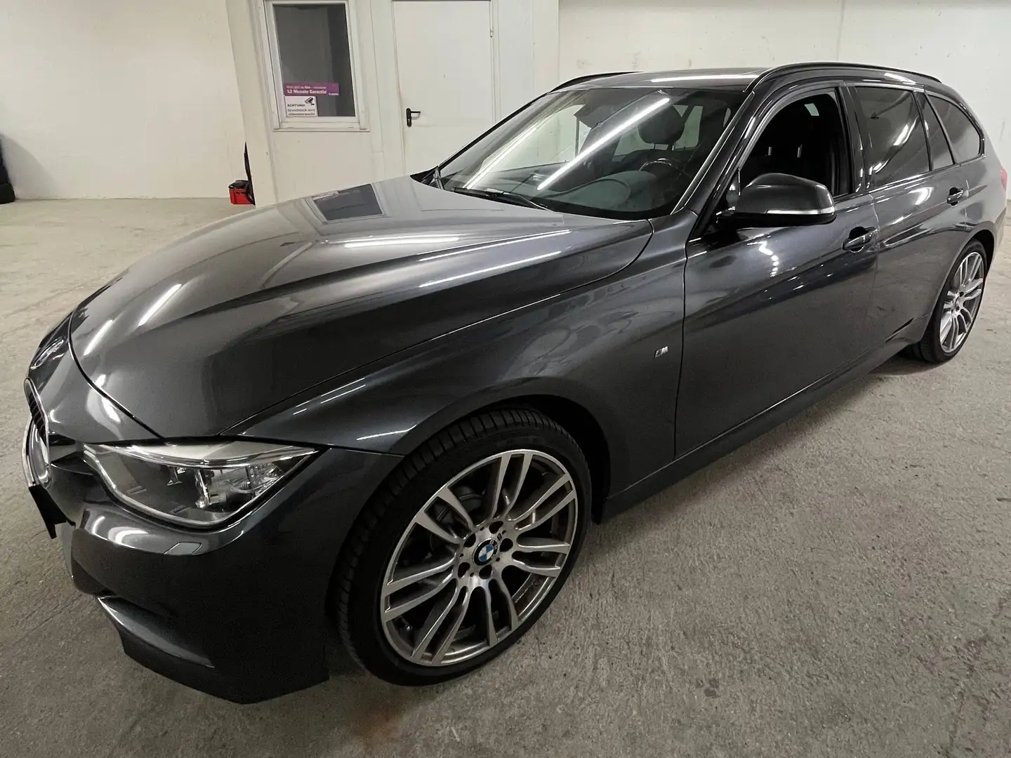 BMW 320 320 d xDrive M Grau - 2