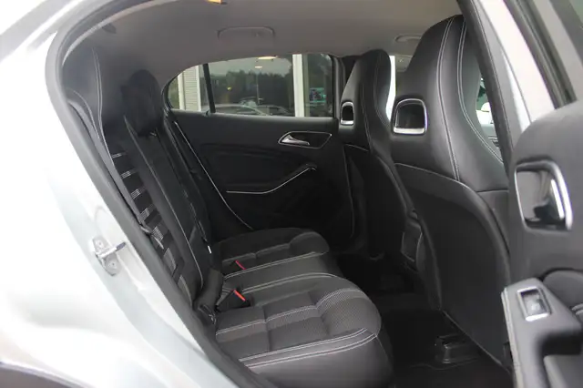 Mercedes-Benz Gla view 12