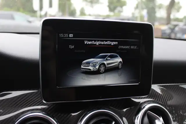 Mercedes-Benz Gla view 25