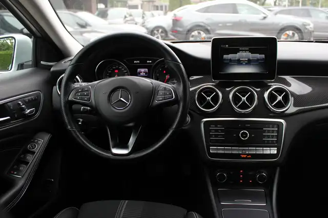 Mercedes-Benz Gla view 9