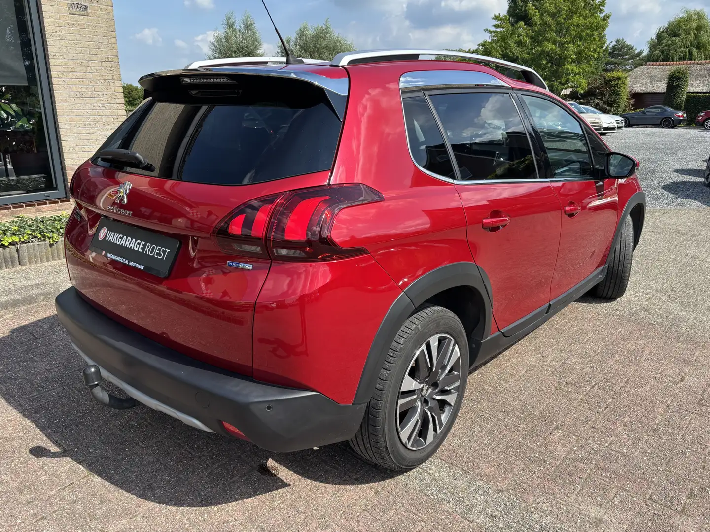 Peugeot 2008 1.2 Turbo Allure Trekhaak / Carplay / Camera Rood - 2