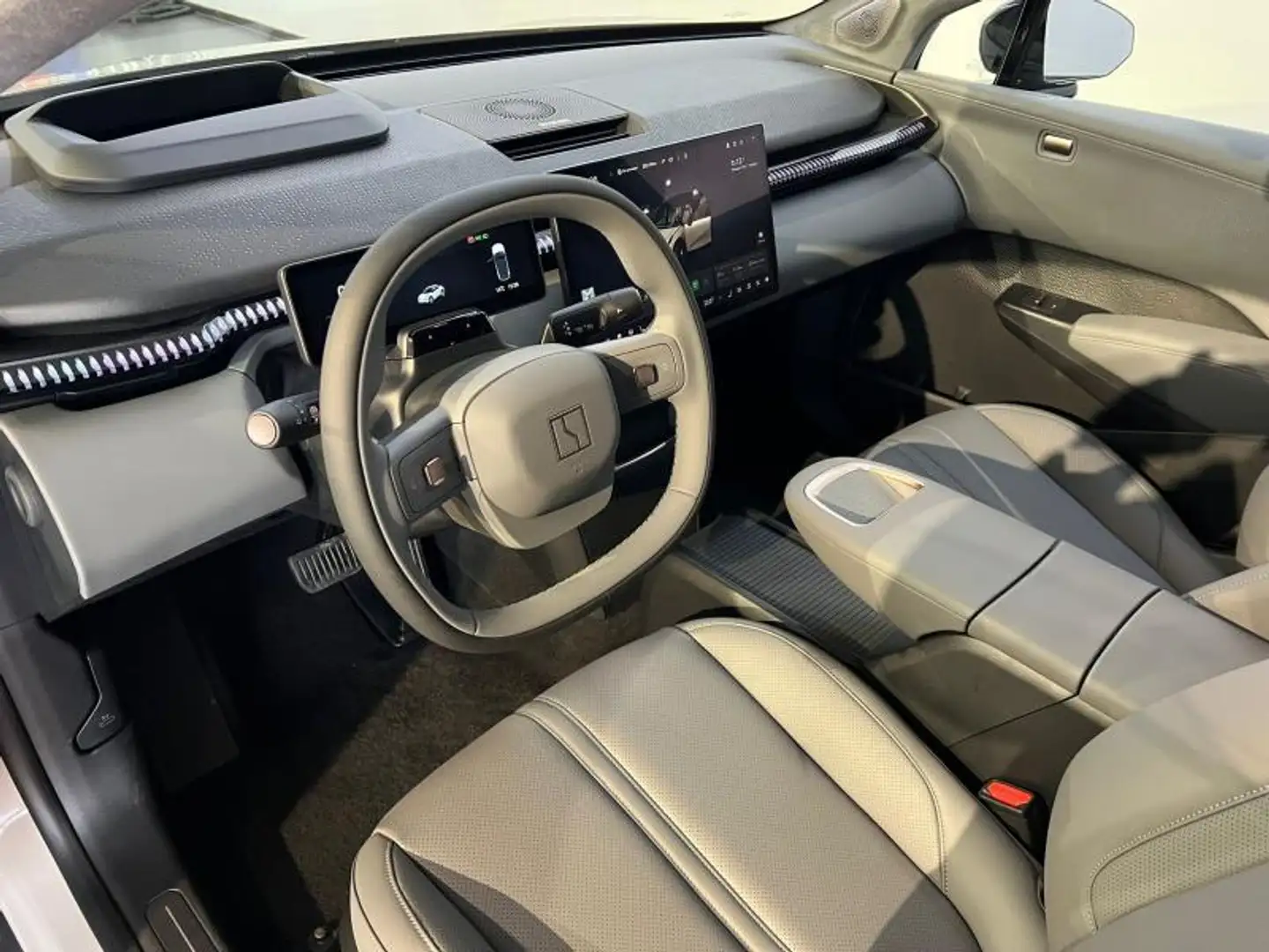 Zeekr X PRIVILEGE Beige - 2