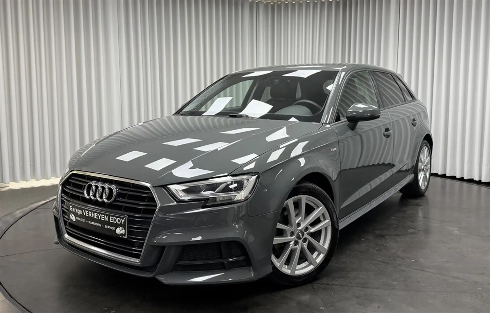 Audi A3 1.6 TDi / Sportback / S-Line / LED / Navi / ... Gris - 1
