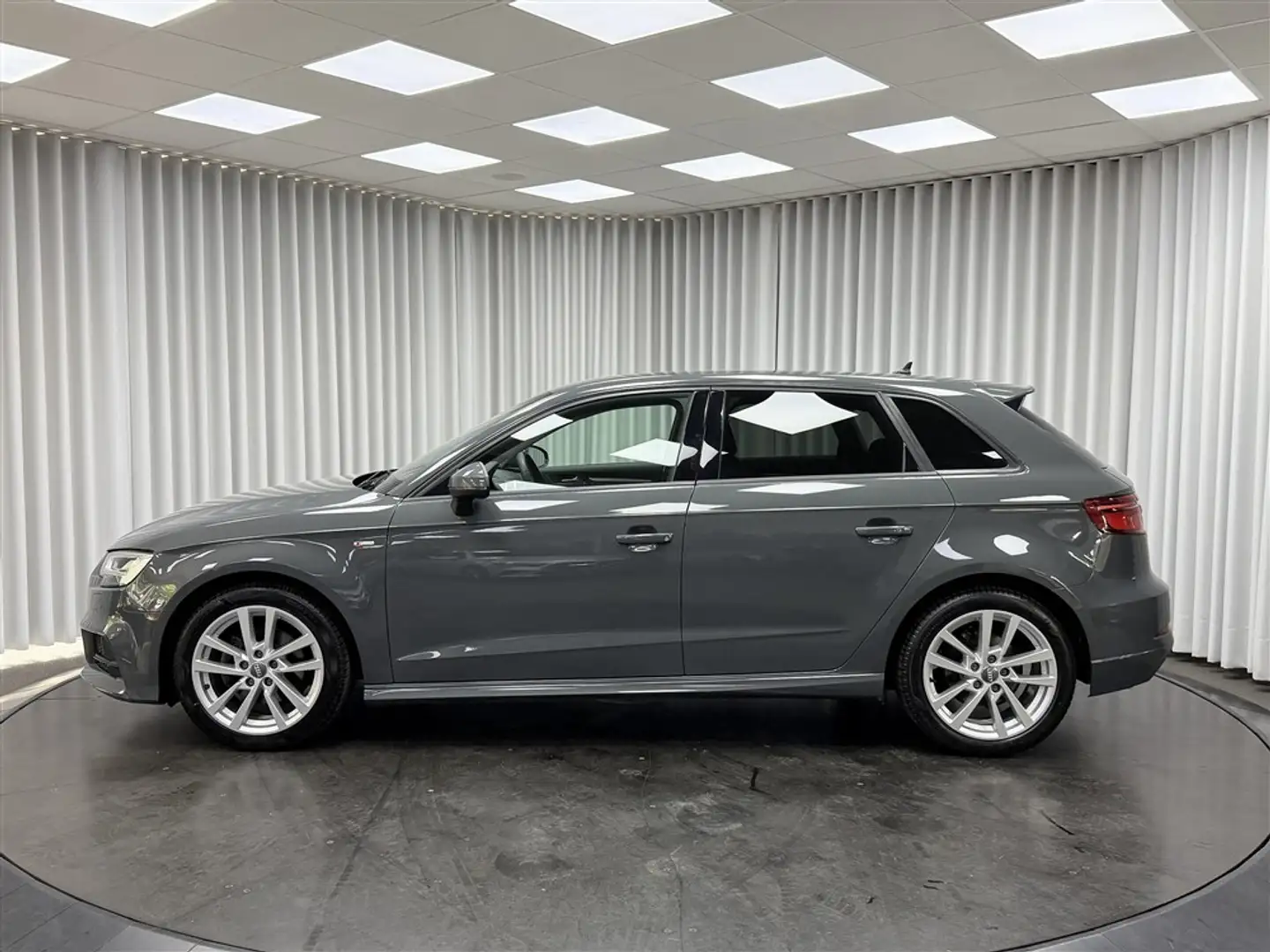 Audi A3 1.6 TDi / Sportback / S-Line / LED / Navi / ... Gris - 2