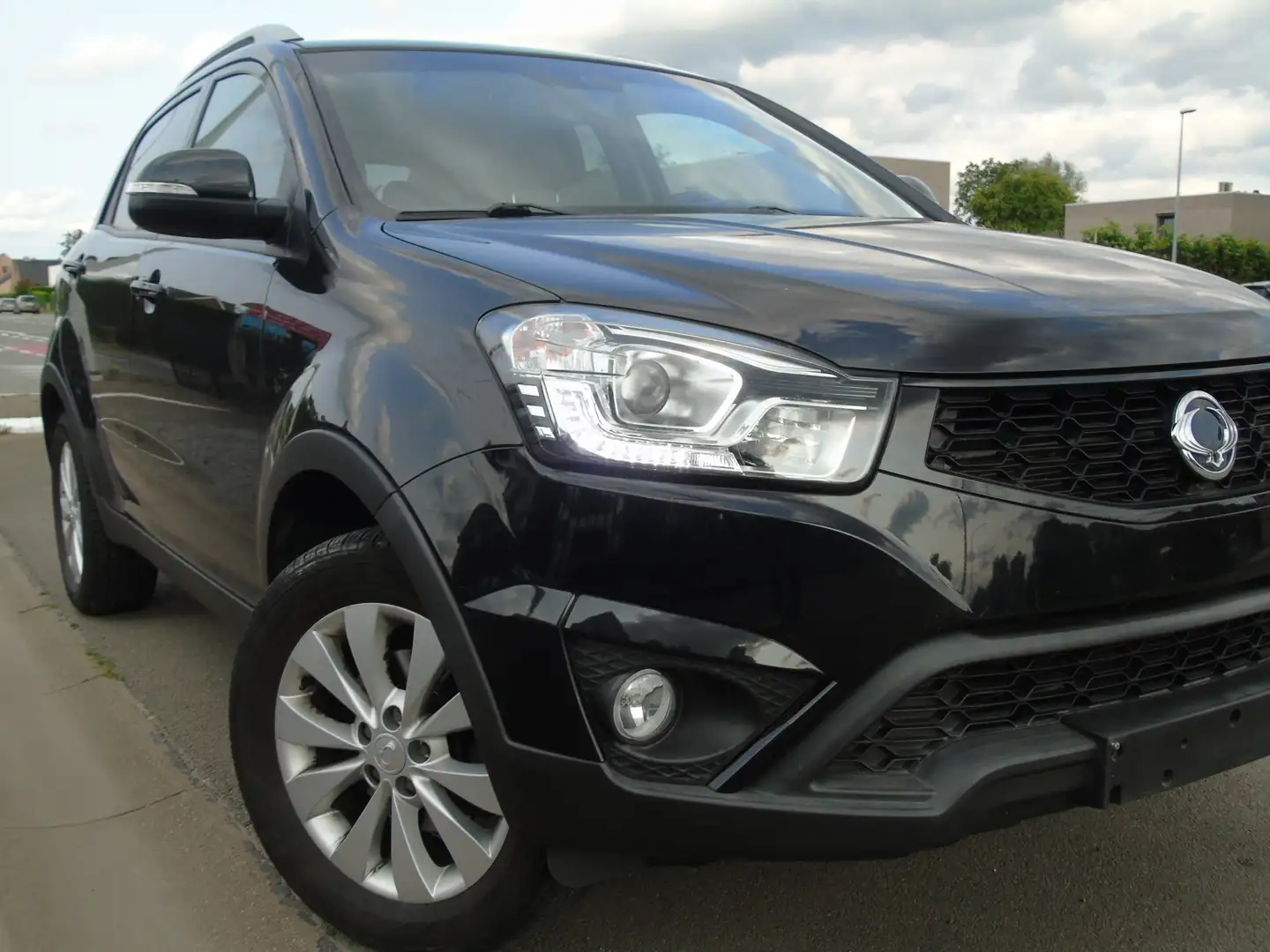 SsangYong Korando 2.0i e-XGi200 2WD*1e Eigen*Navi*Weinig Km*AUTOMAAT Black - 1
