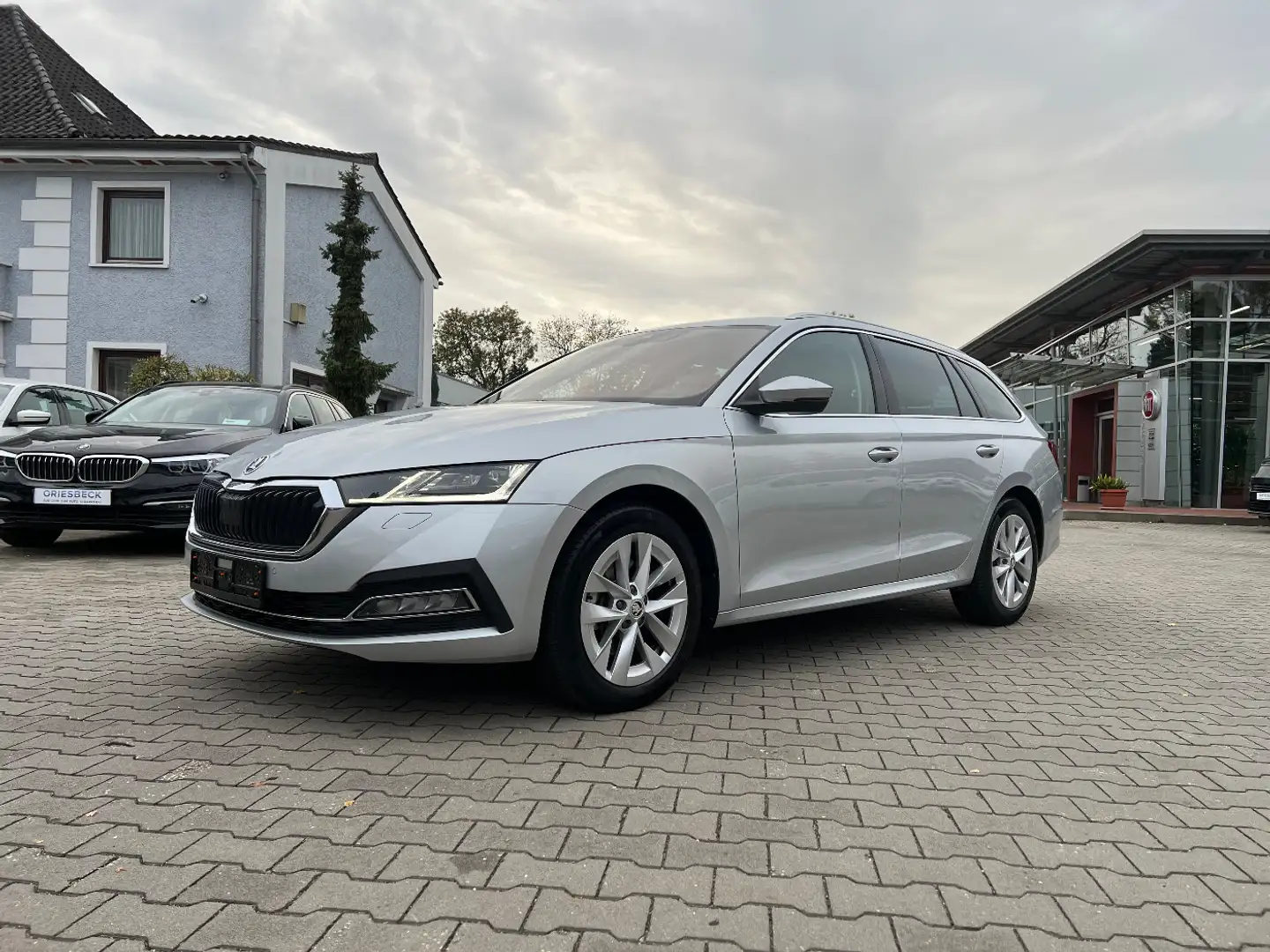 Skoda Octavia Combi 2.0 TDI 4x4 Style *LED Navi Sitzh.* Silber - 1