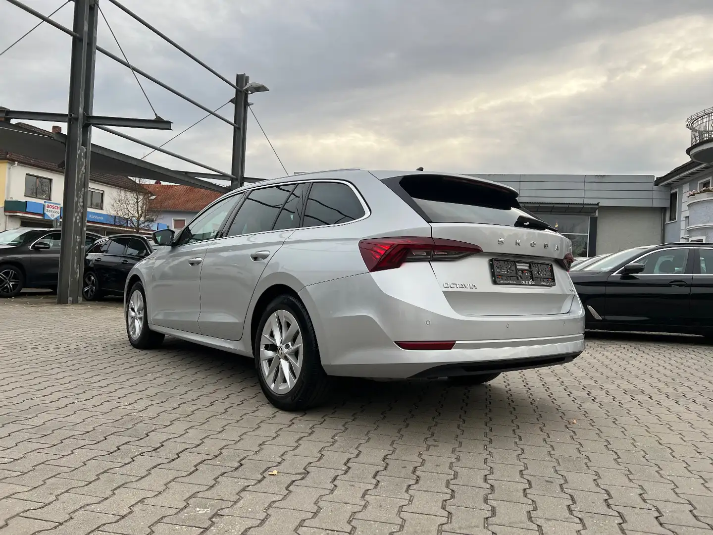 Skoda Octavia Combi 2.0 TDI 4x4 Style *LED Navi Sitzh.* Silber - 2