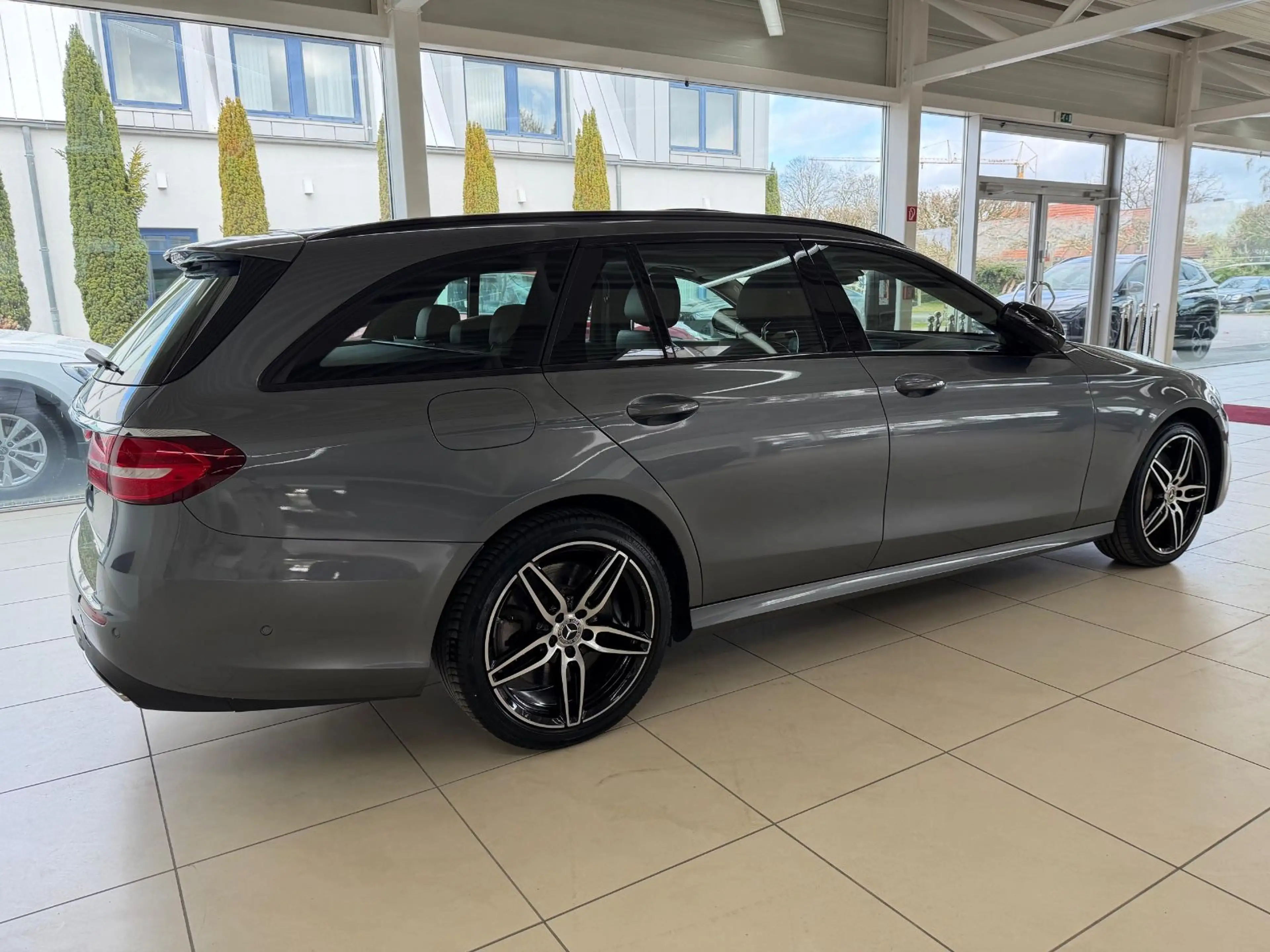 Mercedes-Benz E 450 T 4Matic AMG Pano Burm HUD Distr AHK — photo 6