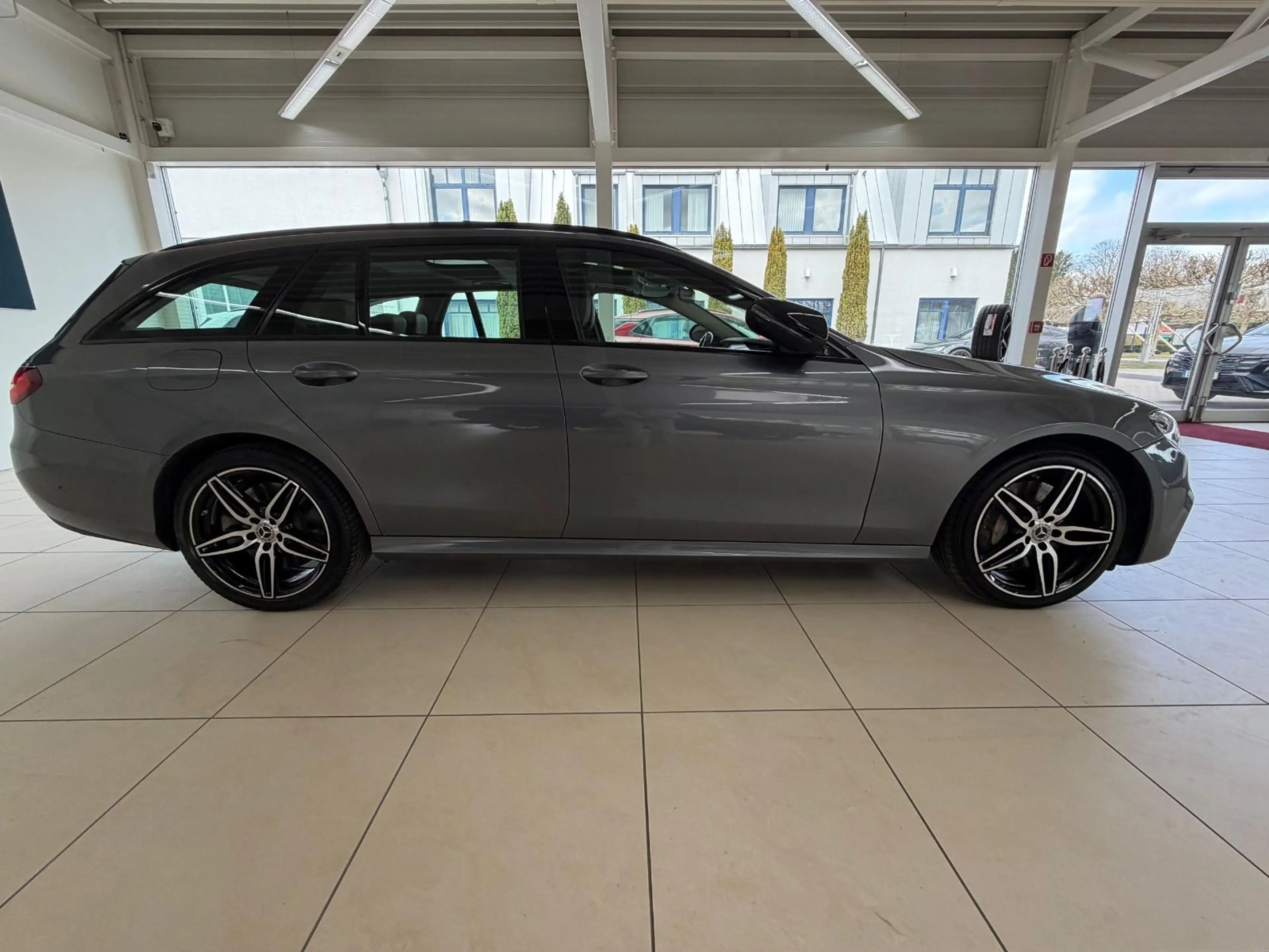 Mercedes-Benz E 450 T 4Matic AMG Pano Burm HUD Distr AHK — photo 4