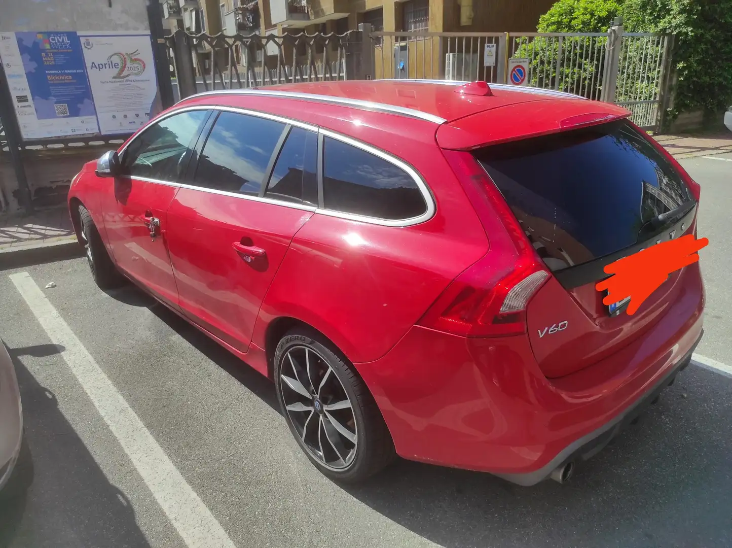 Volvo V60 2.0 d4 R-design - 1