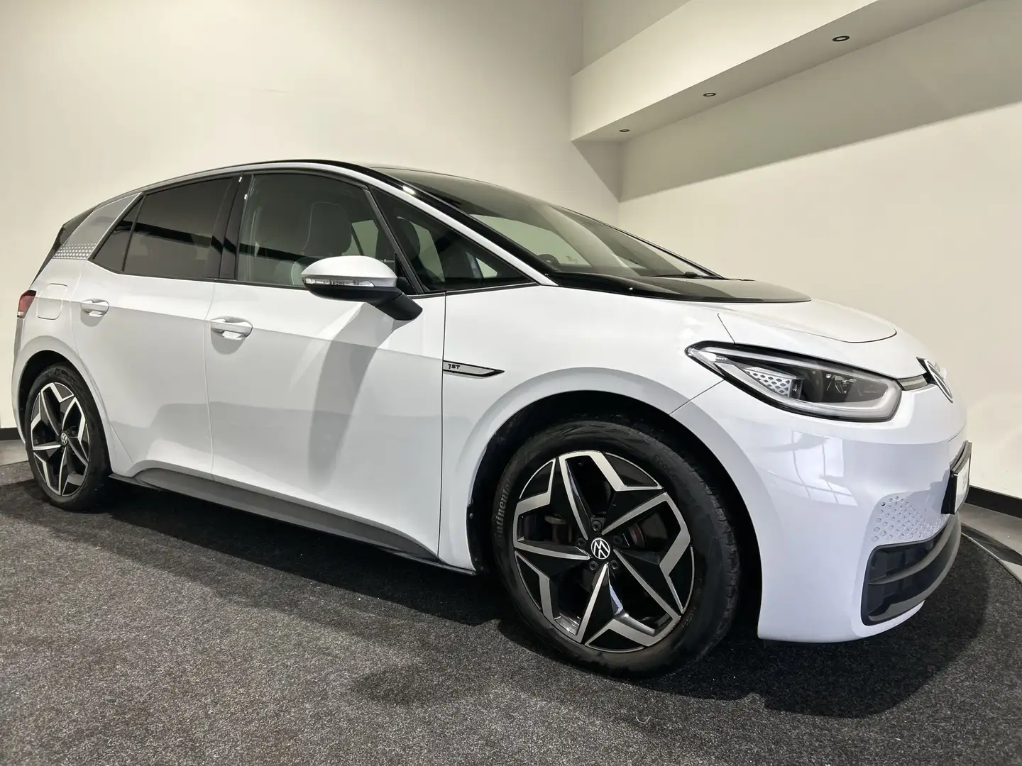 Volkswagen ID.3 First Plus 58 kWh Parkeersensoen | Zwart dak Blanc - 1
