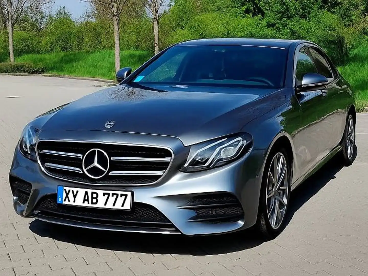 Mercedes-Benz E 200 E-Klasse 9G-TRONIC AMG Line Grau - 1