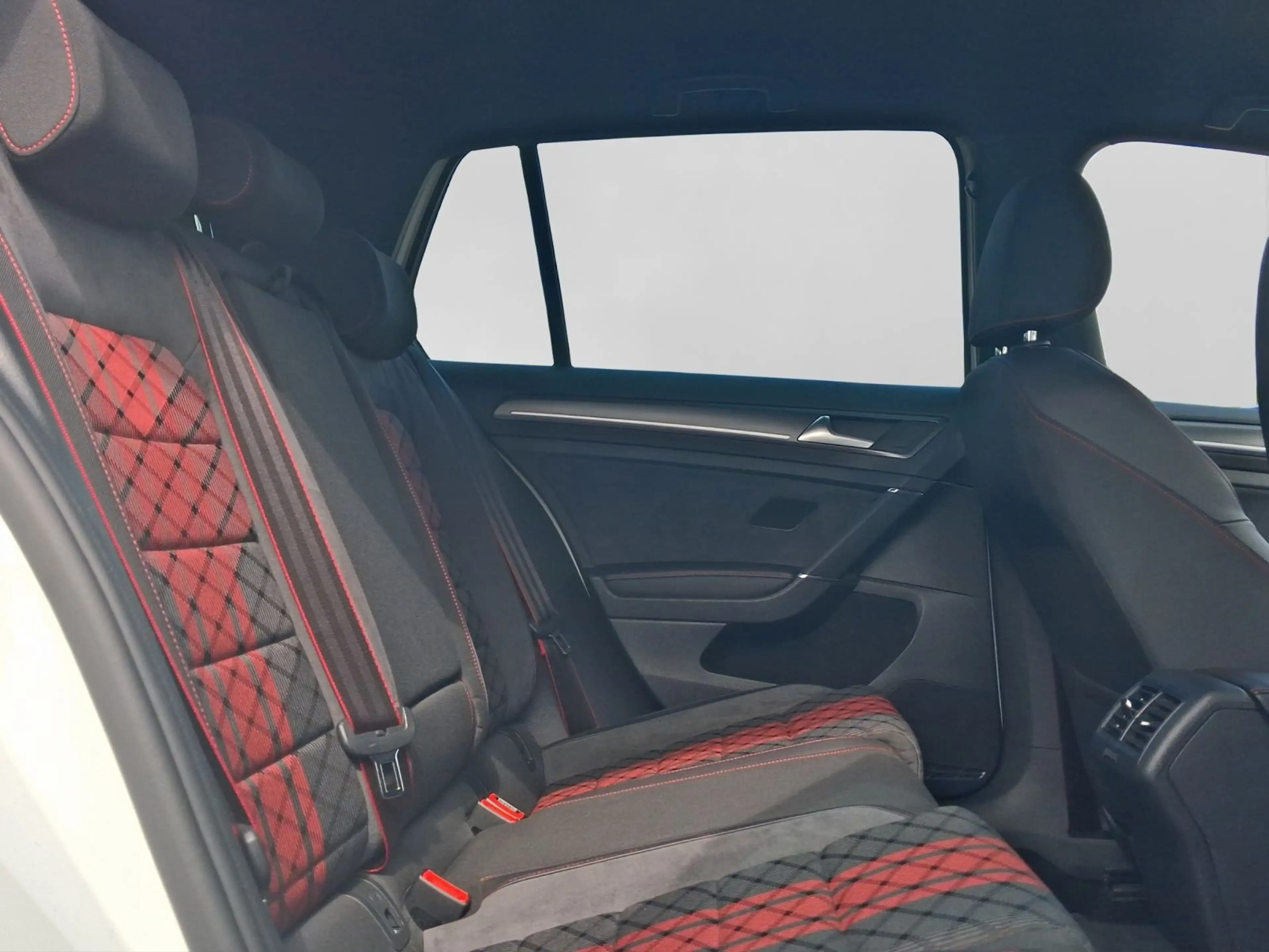 Volkswagen Golf GTI TCR R-PERFORMANCE AGA DYNAUDIO — photo 6