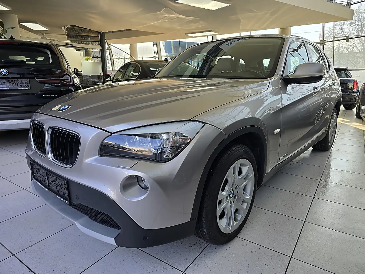 BMW X1 sDrive18d  Anhängerkupplung/Xenon-Licht/PDC Silber - 1