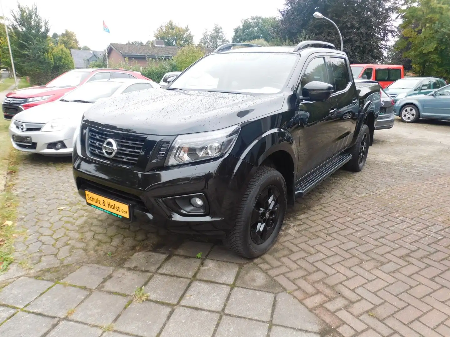 Nissan Navara NP300 N-Guard Double Cab 4x4 Schwarz - 1