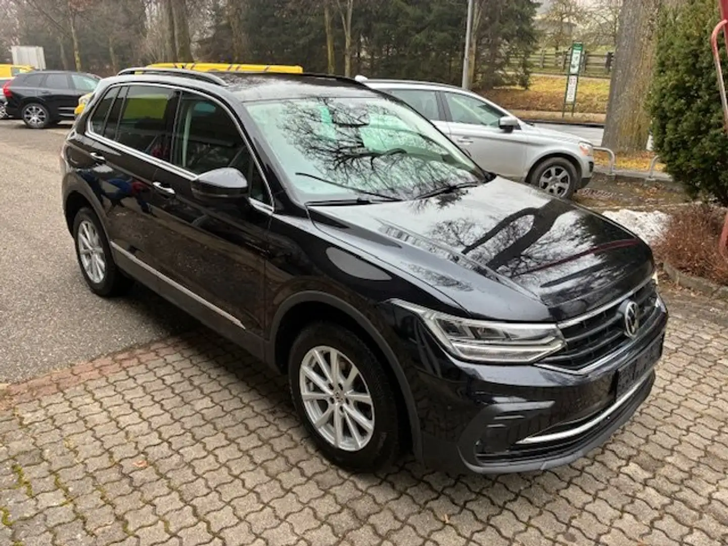 Volkswagen Tiguan 2,0 TDI 4Motion Life DSG *TOP AUSSTATTUNG* Schwarz - 1