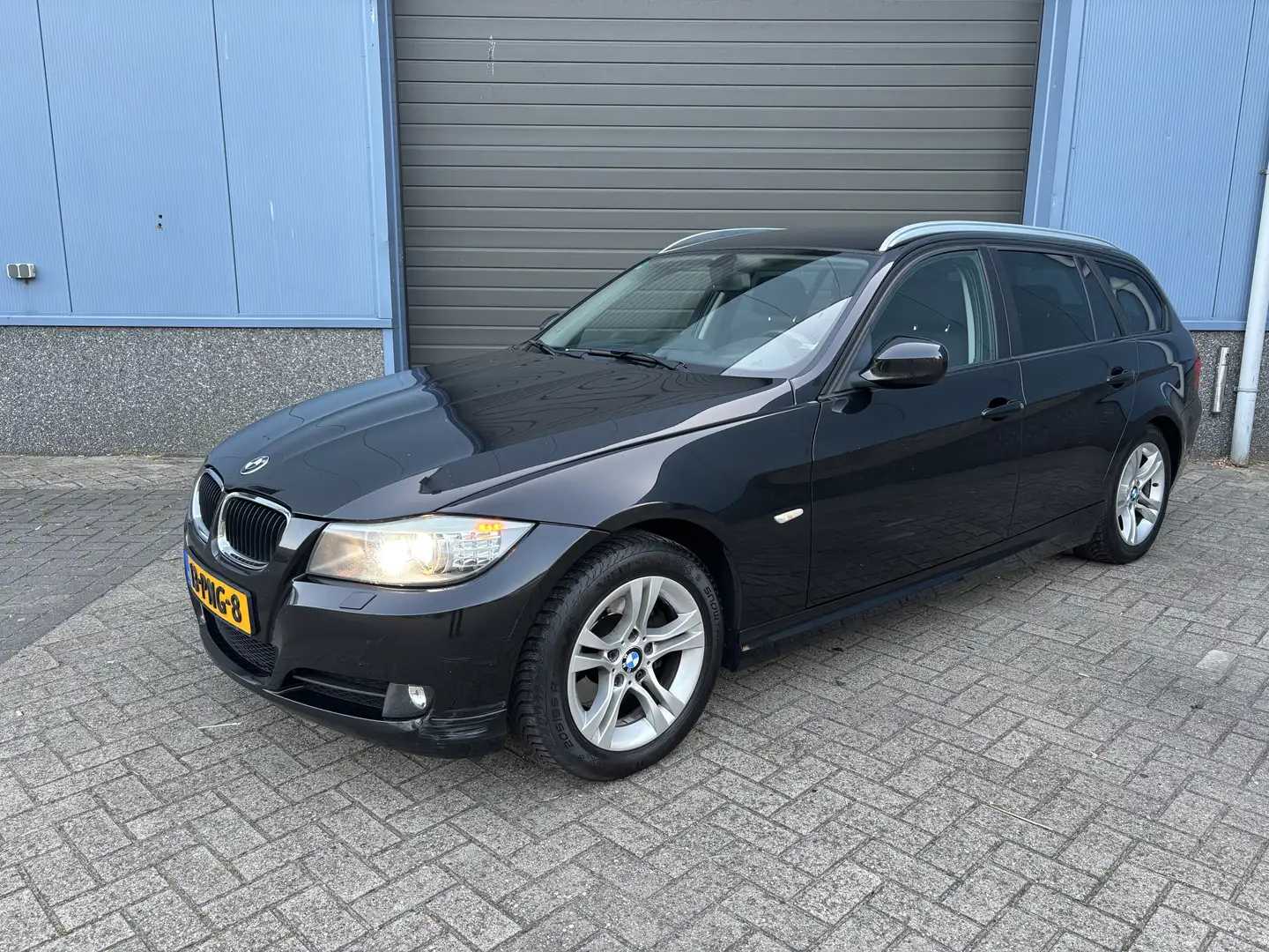 BMW 318 diesel Corp. L. Bns Zwart - 1