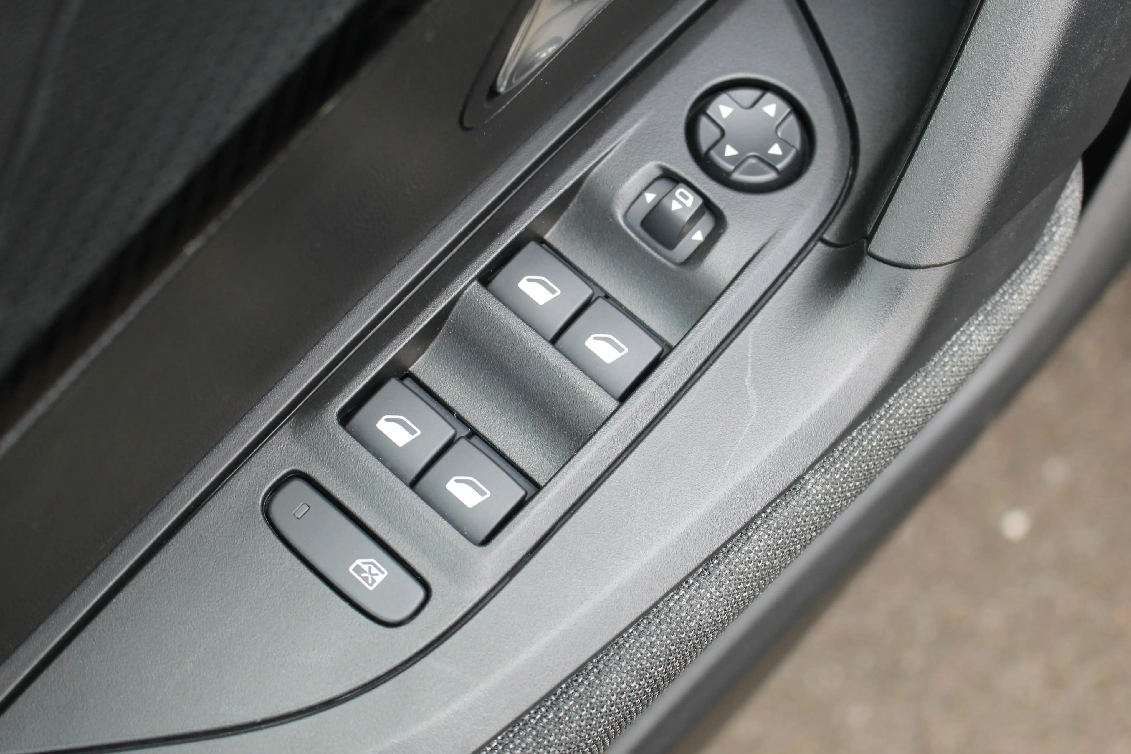 Peugeot 2008 1.2 Hybrid 145 Style | Climate & Cruise C. | CarPl — photo 8