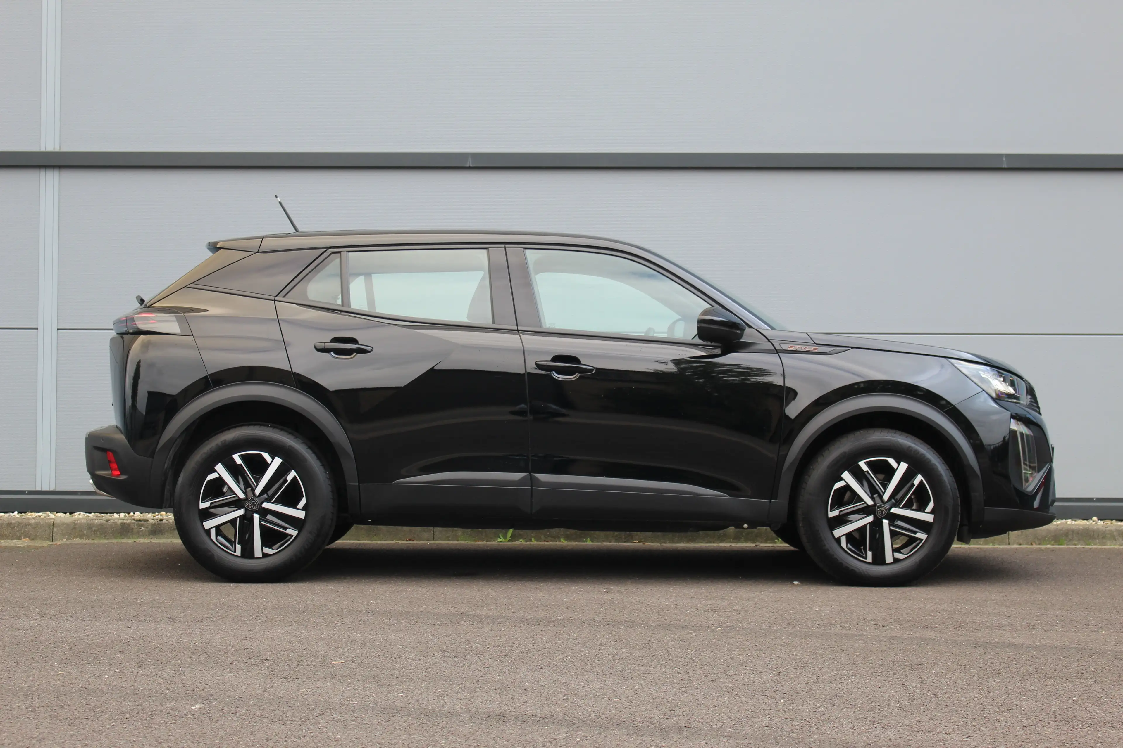 Peugeot 2008 1.2 Hybrid 145 Style | Climate & Cruise C. | CarPl — photo 25