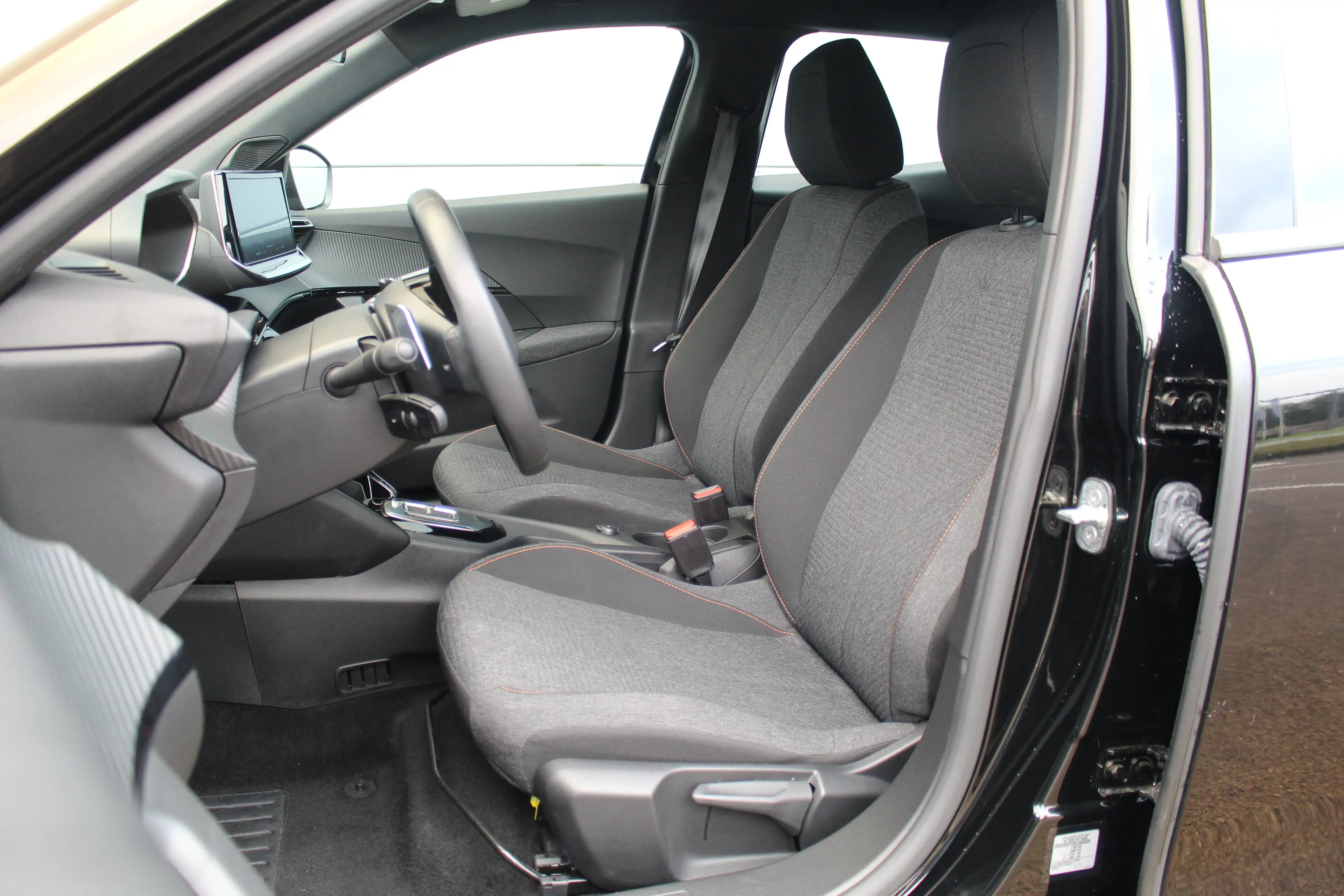 Peugeot 2008 1.2 Hybrid 145 Style | Climate & Cruise C. | CarPl — photo 3