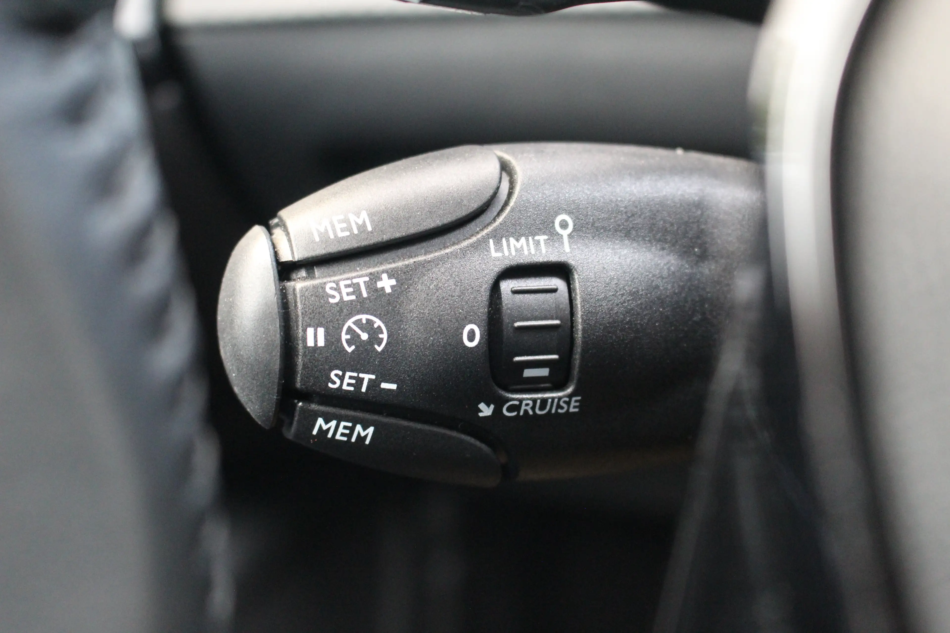 Peugeot 2008 1.2 Hybrid 145 Style | Climate & Cruise C. | CarPl — photo 13