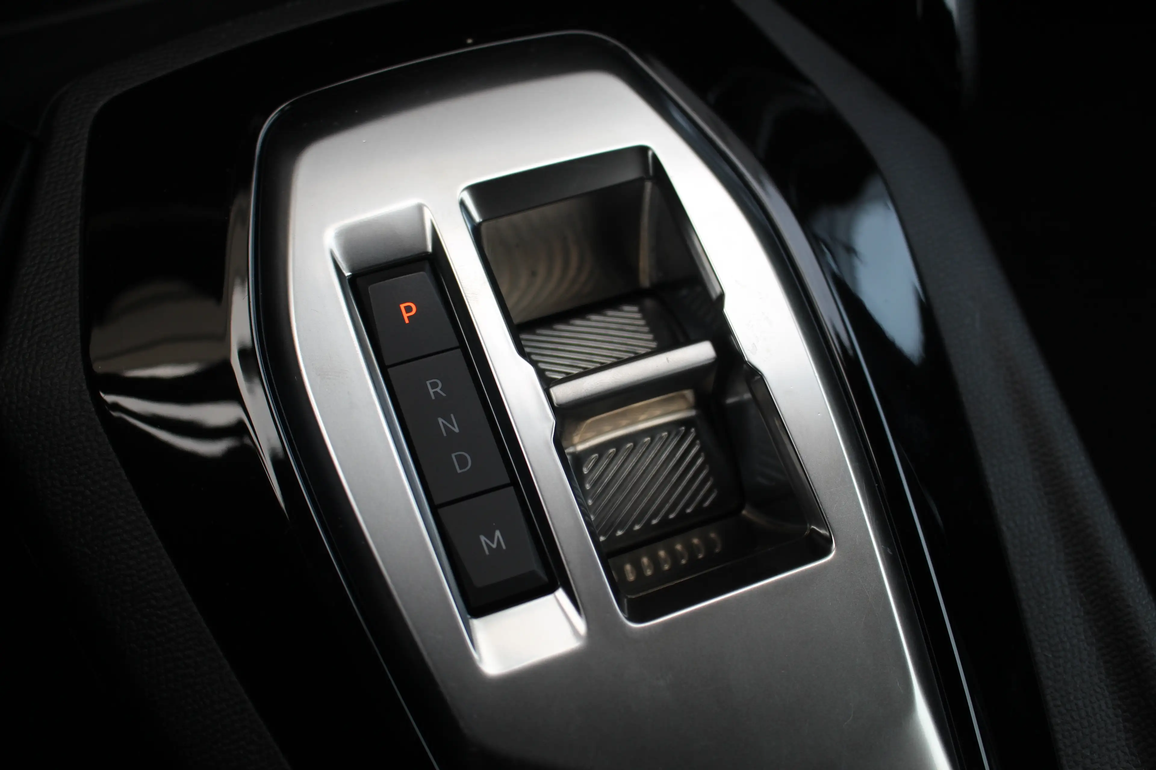 Peugeot 2008 1.2 Hybrid 145 Style | Climate & Cruise C. | CarPl — photo 22