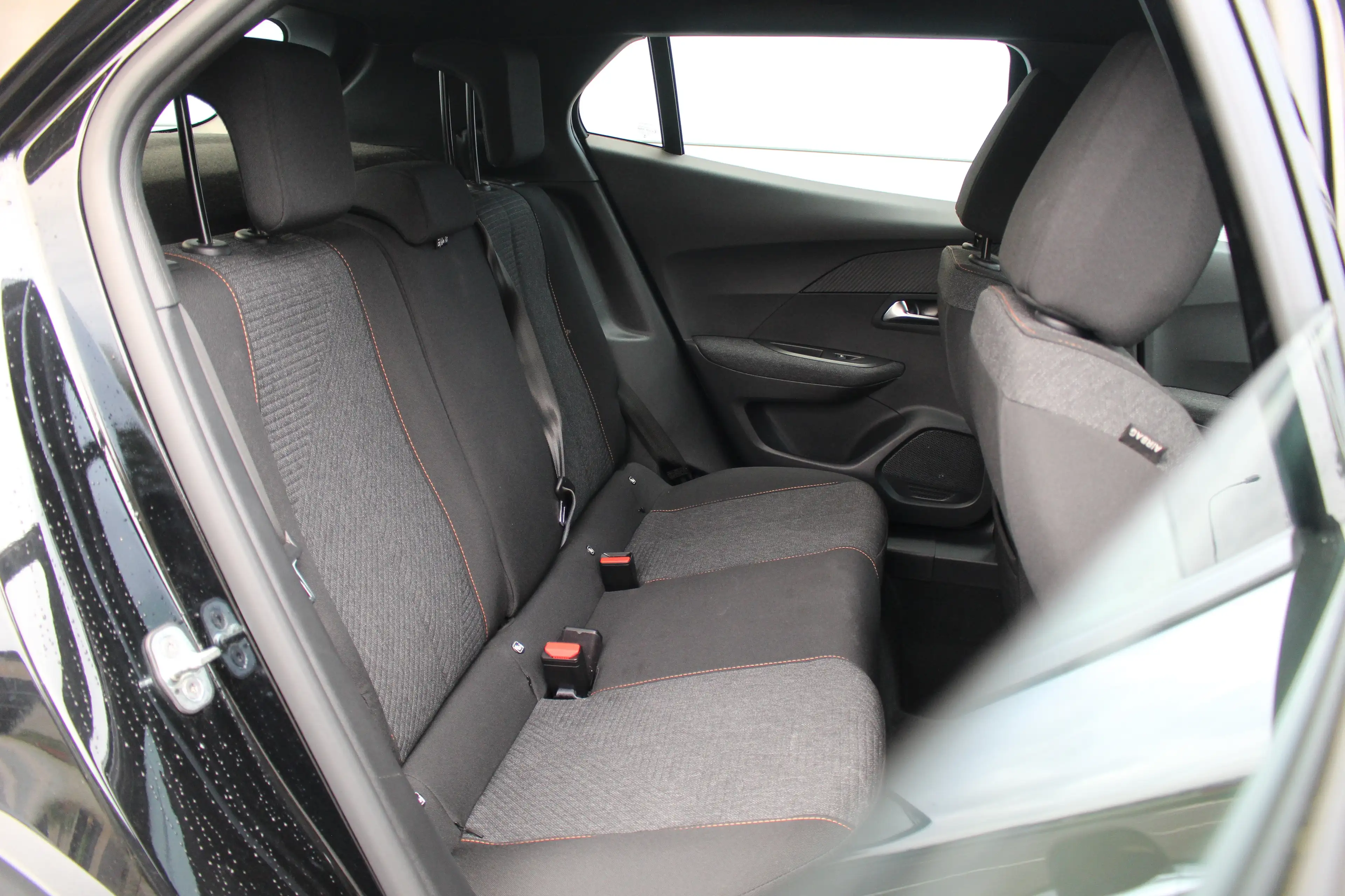Peugeot 2008 1.2 Hybrid 145 Style | Climate & Cruise C. | CarPl — photo 27