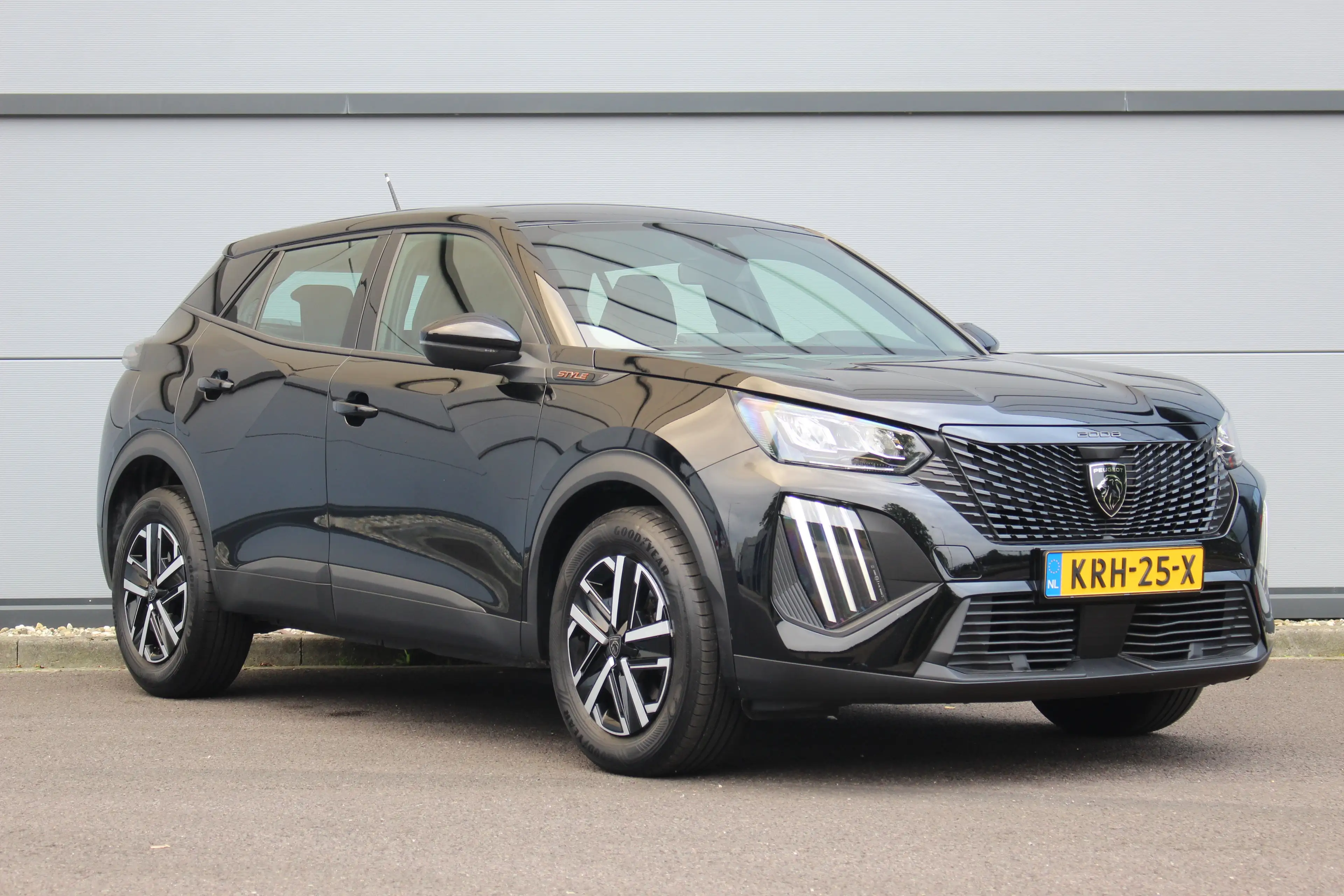 Peugeot 2008 1.2 Hybrid 145 Style | Climate & Cruise C. | CarPl — photo 28