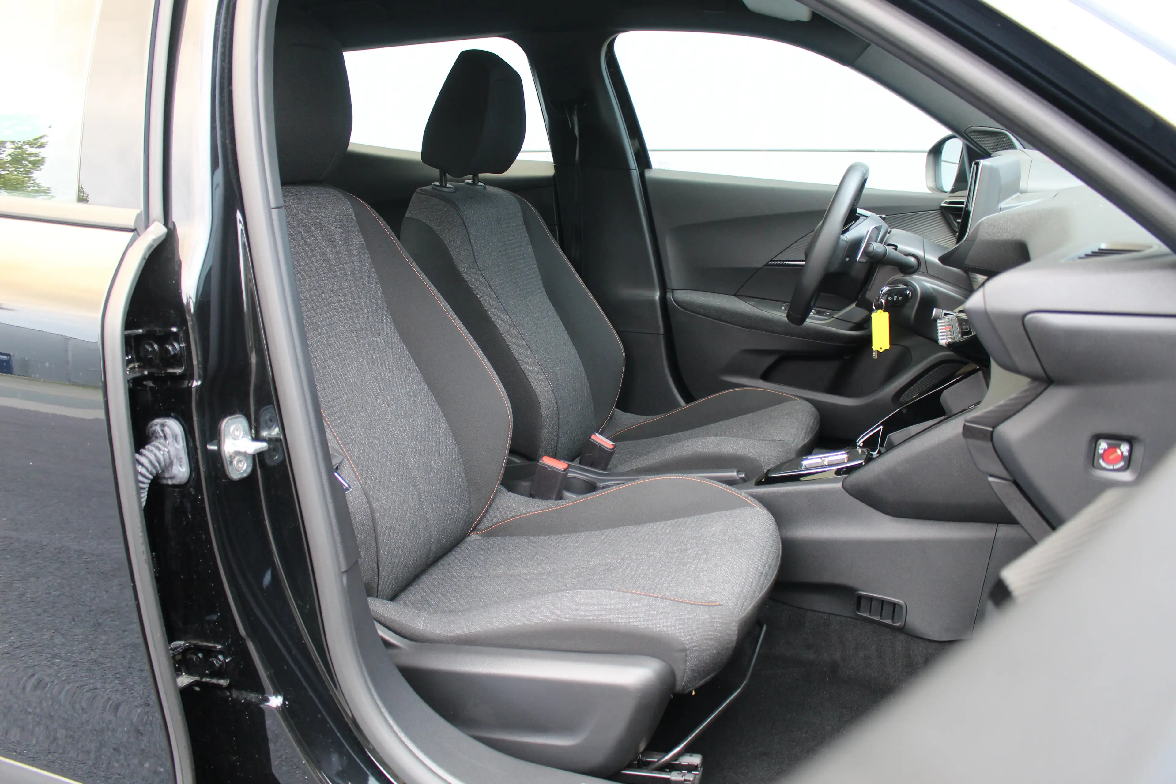 Peugeot 2008 1.2 Hybrid 145 Style | Climate & Cruise C. | CarPl — photo 26