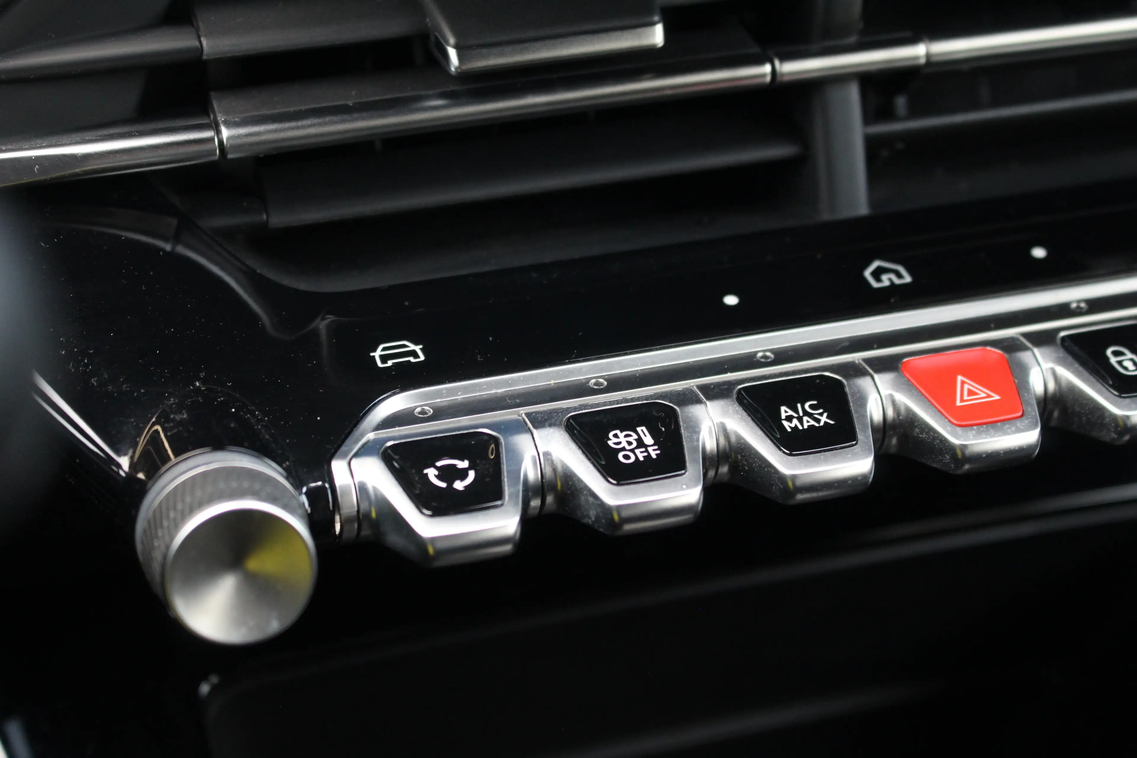 Peugeot 2008 1.2 Hybrid 145 Style | Climate & Cruise C. | CarPl — photo 20