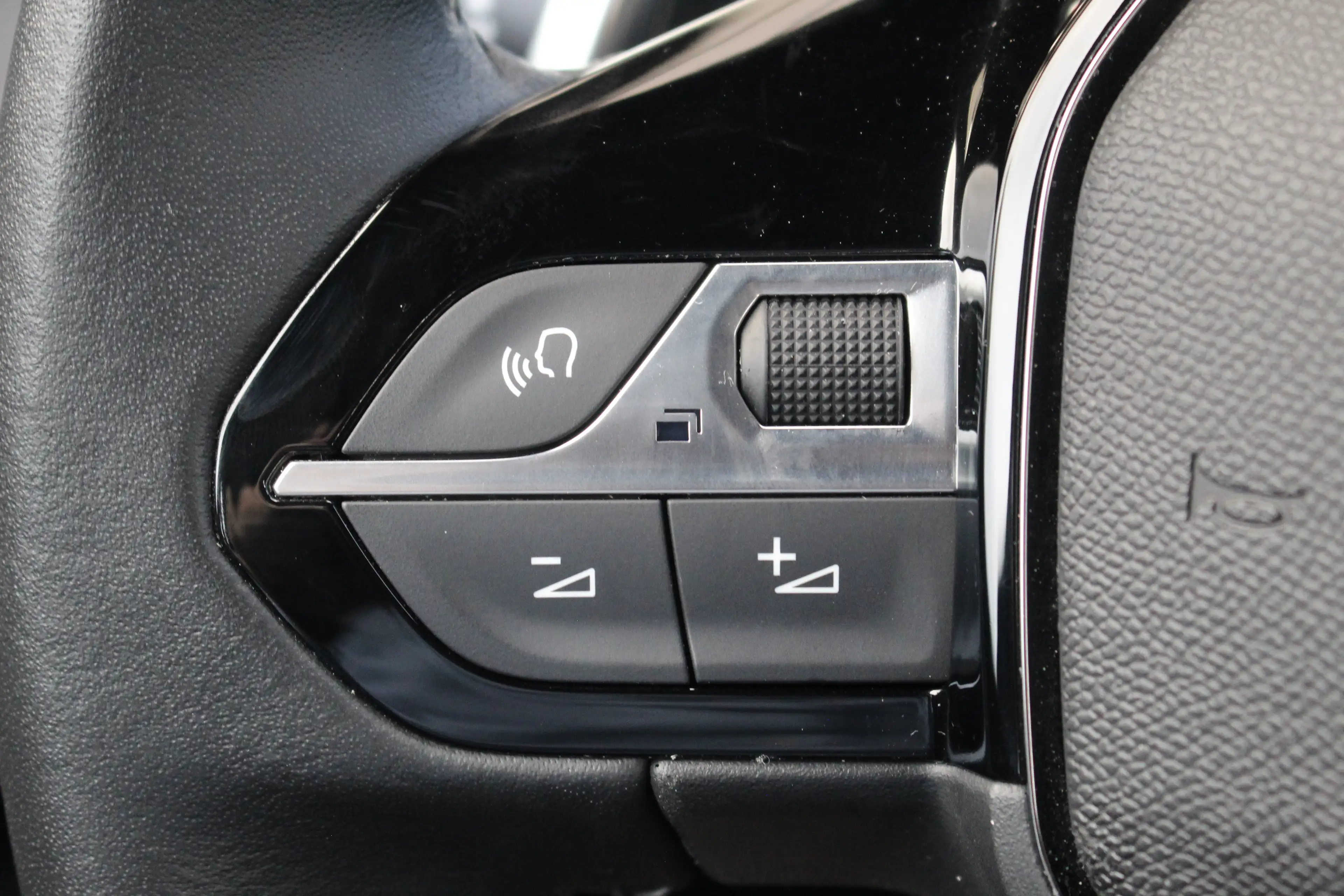 Peugeot 2008 1.2 Hybrid 145 Style | Climate & Cruise C. | CarPl — photo 9