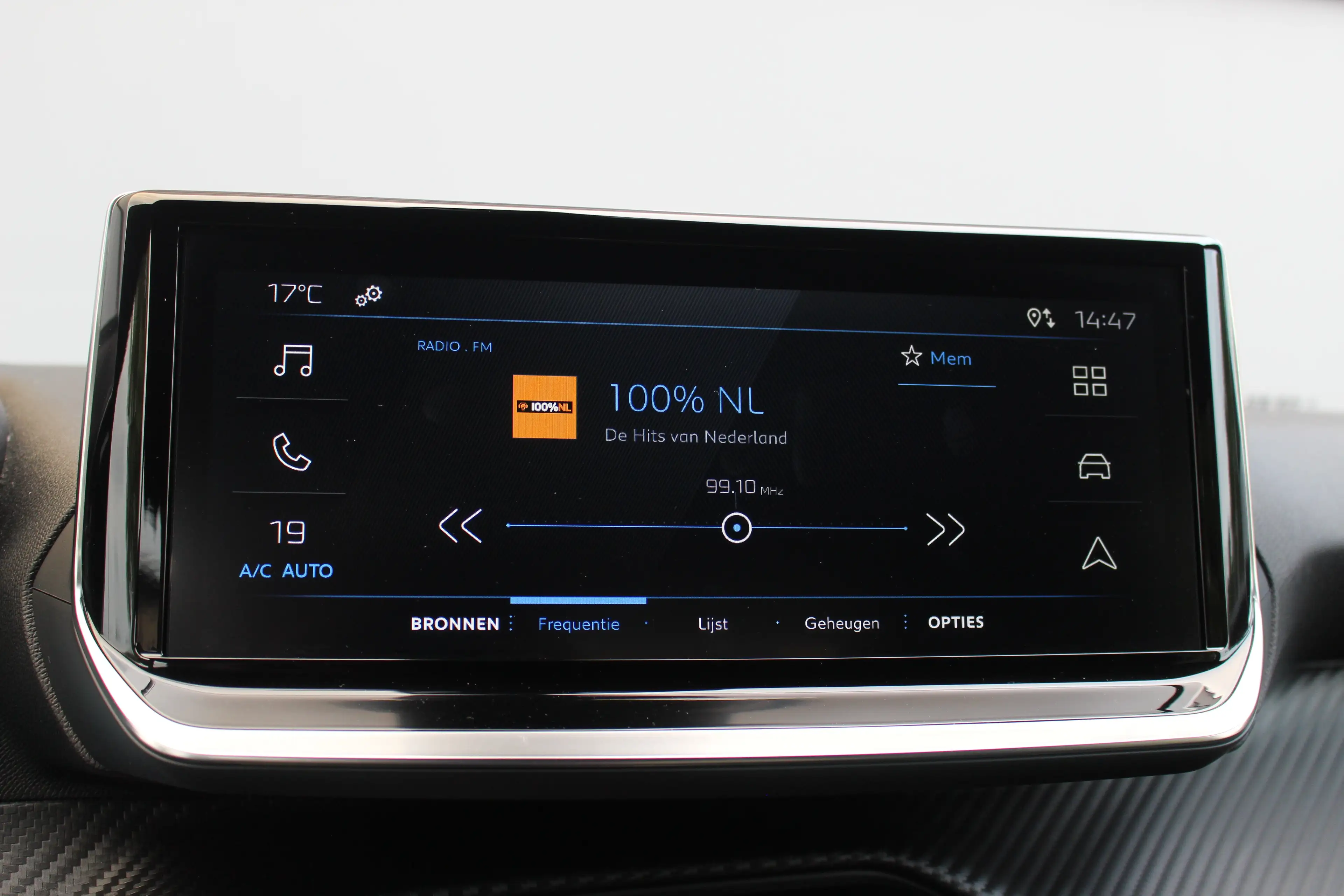 Peugeot 2008 1.2 Hybrid 145 Style | Climate & Cruise C. | CarPl — photo 14