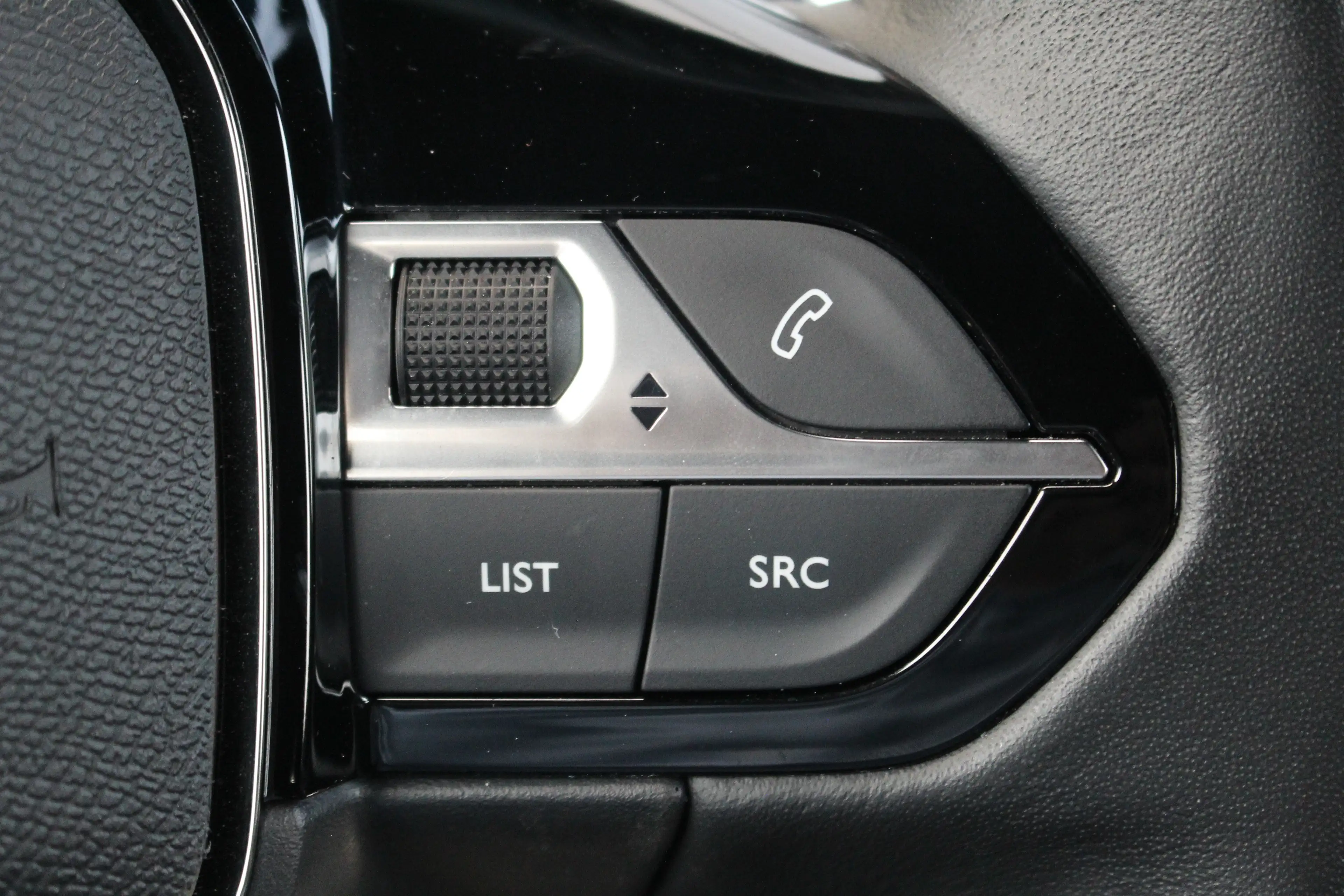 Peugeot 2008 1.2 Hybrid 145 Style | Climate & Cruise C. | CarPl — photo 10