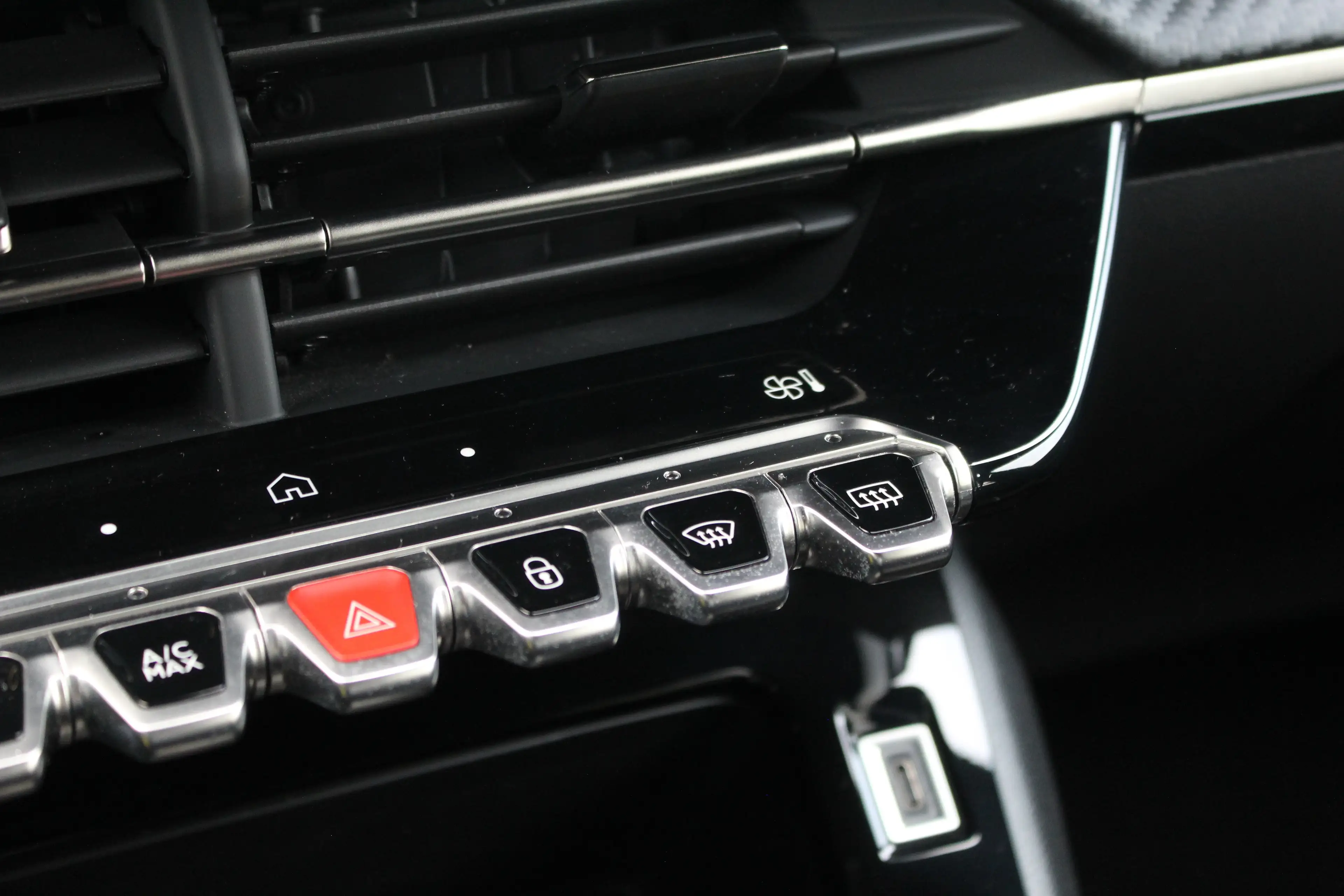 Peugeot 2008 1.2 Hybrid 145 Style | Climate & Cruise C. | CarPl — photo 21