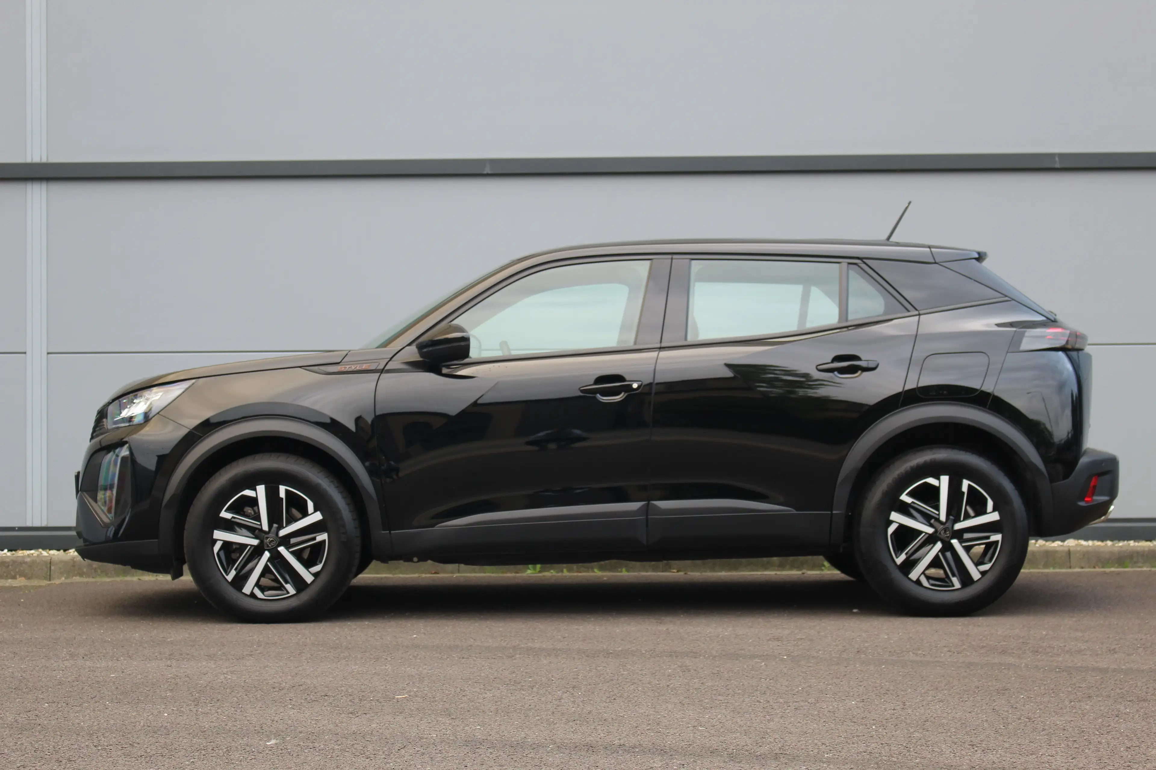 Peugeot 2008 1.2 Hybrid 145 Style | Climate & Cruise C. | CarPl — photo 2
