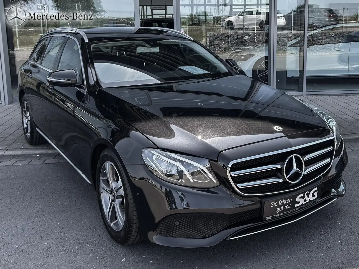 Mercedes-Benz E 220 d T AVANTGARDE RüKam+LED+Sitzhzg+Totwink. Černá - 2