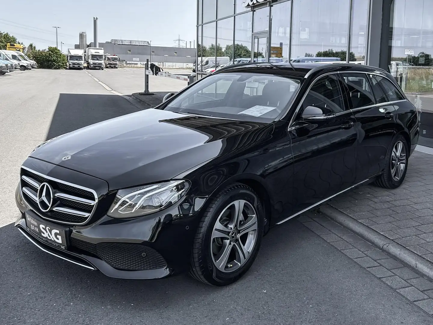 Mercedes-Benz E 220 d T AVANTGARDE RüKam+LED+Sitzhzg+Totwink. Černá - 1