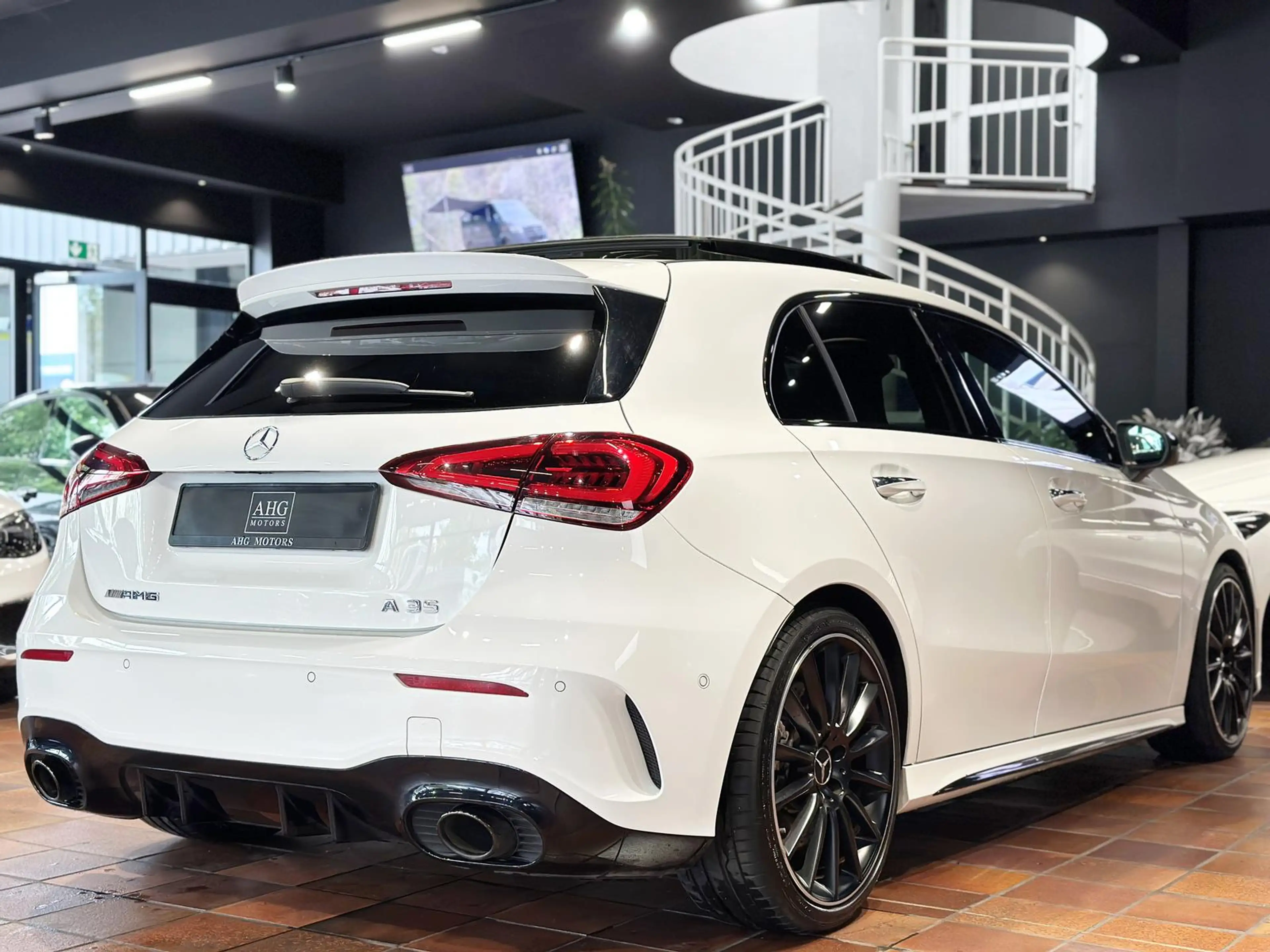 Mercedes-Benz A 35 AMG 4MATIC NIGHT PANORAMA KEYLESS MBUX+ 19" — photo 9