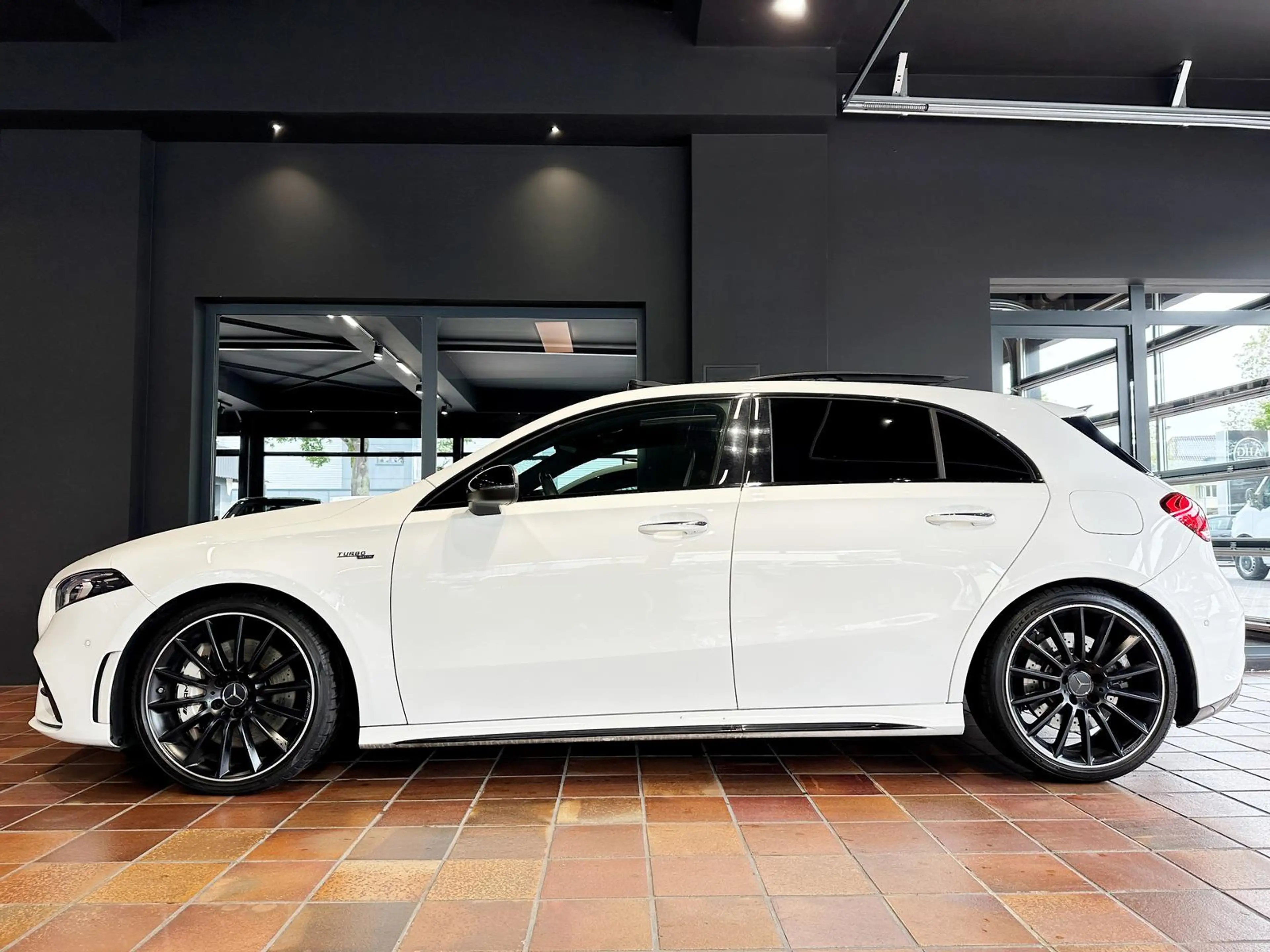 Mercedes-Benz A 35 AMG 4MATIC NIGHT PANORAMA KEYLESS MBUX+ 19" — photo 3
